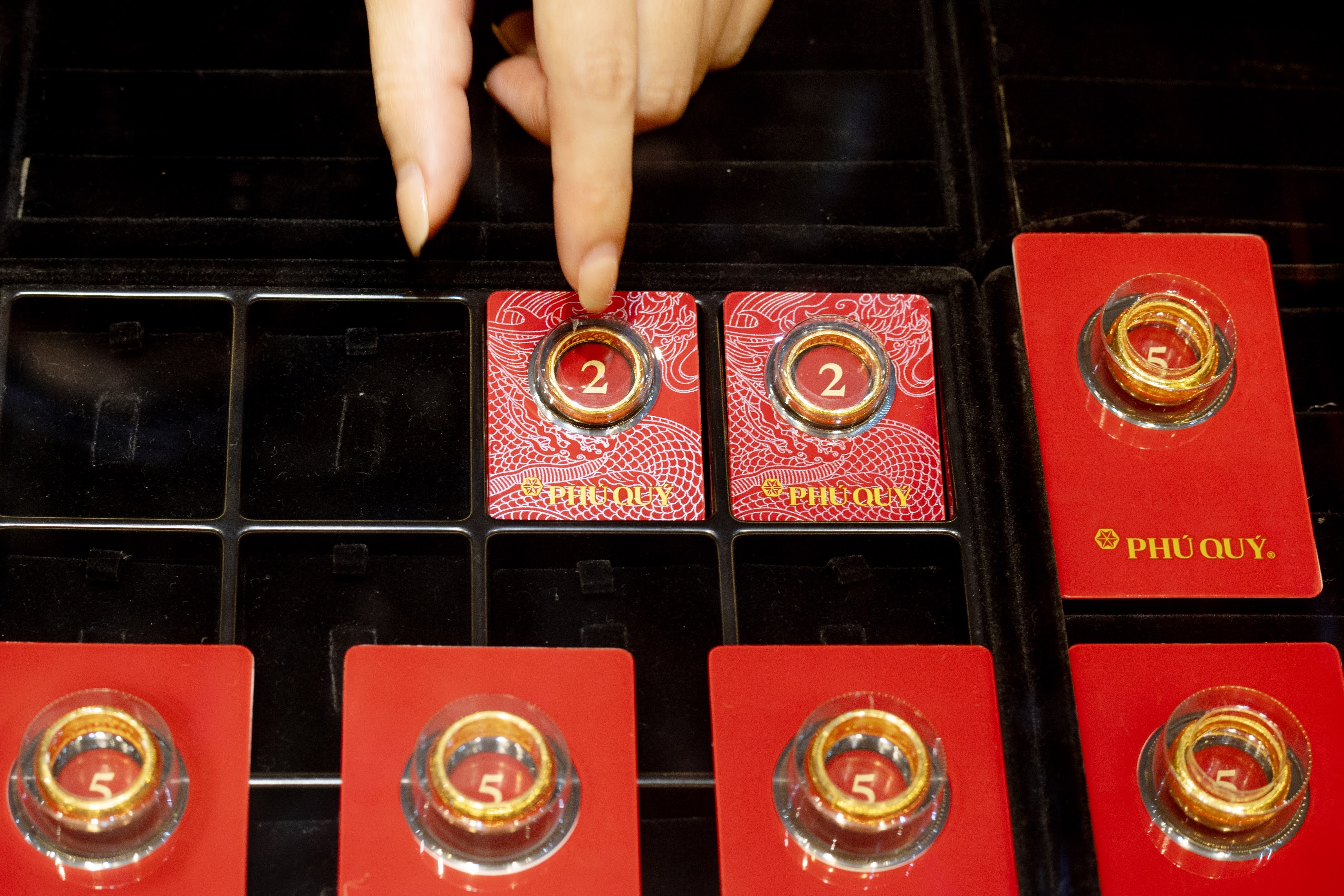 Gia vang trong nuoc bo xa the gioi hinh anh