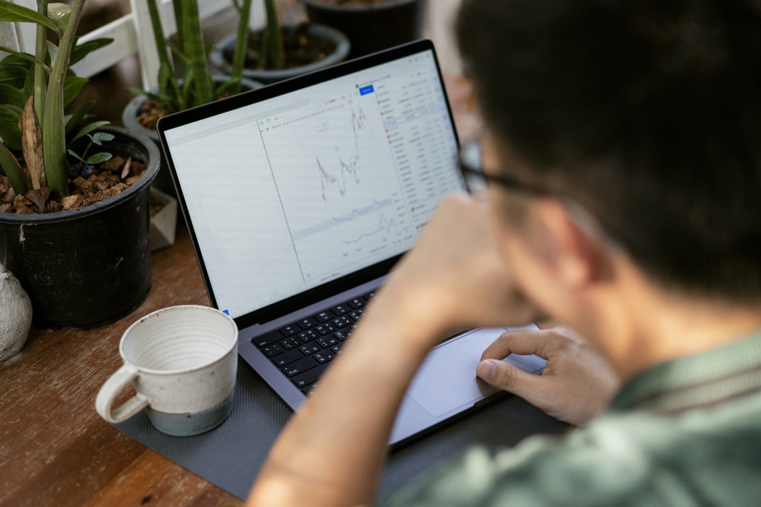 Nguoi tre Trung Quoc dau tu vi FOMO, chi de co tien di du lich hinh anh