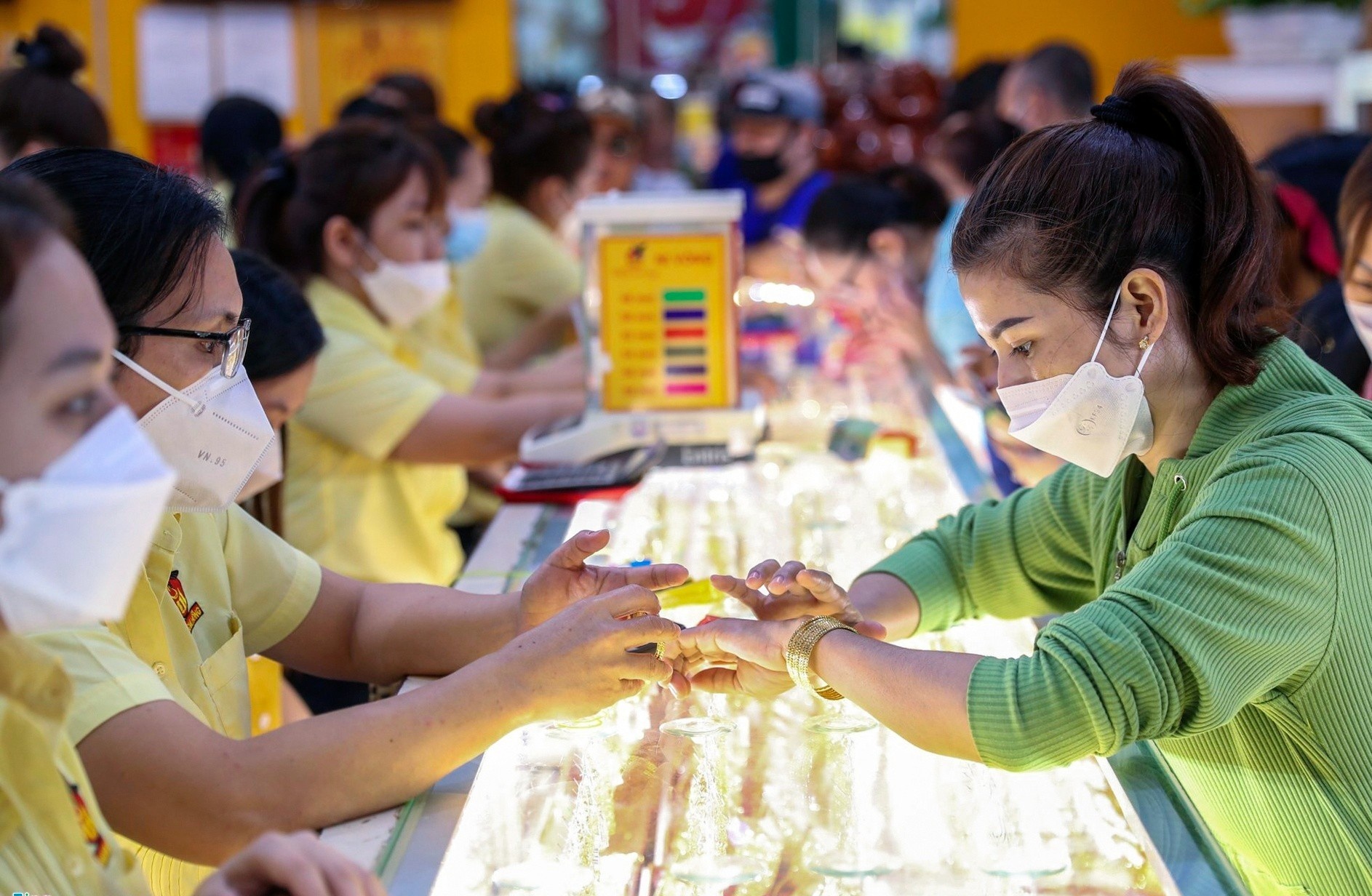 Gia vang trong nuoc dat hon the gioi gan 12 trieu dong hinh anh