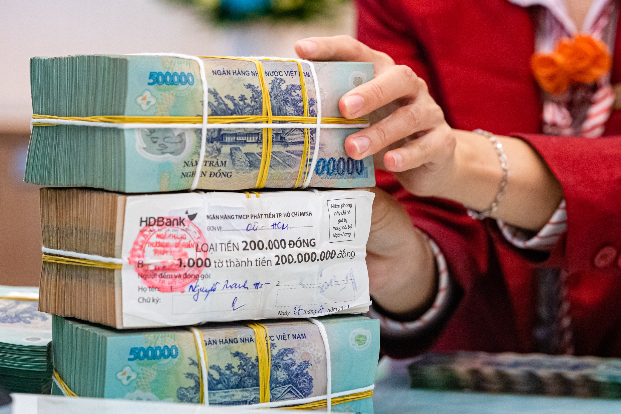 Ngan hang 'bom' hon 112.000 ty dong vao nen kinh te chi trong mot tuan hinh anh