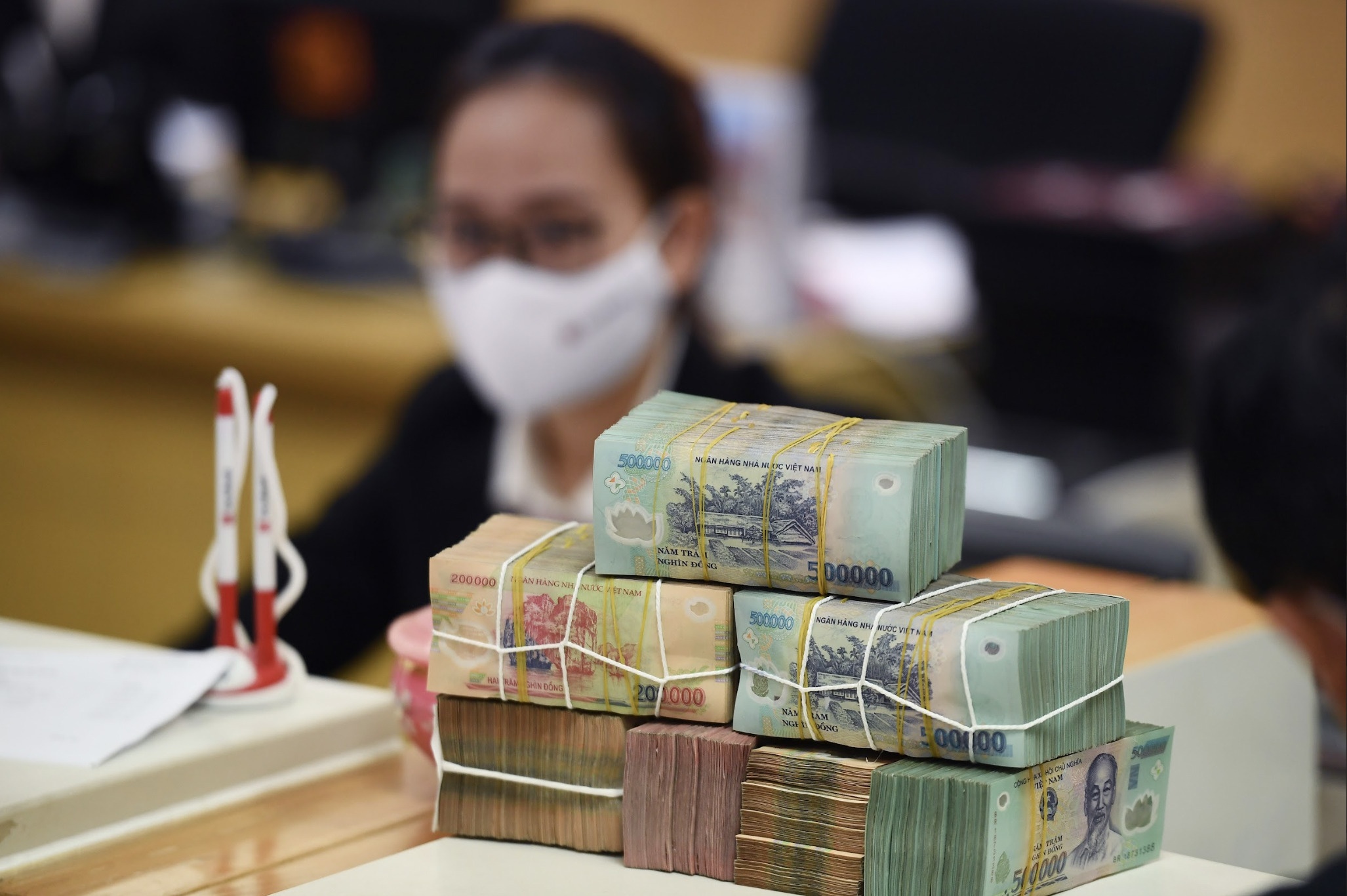 Gan 86.000 ty chay ra thi truong qua kenh tin dung chi trong 13 ngay hinh anh