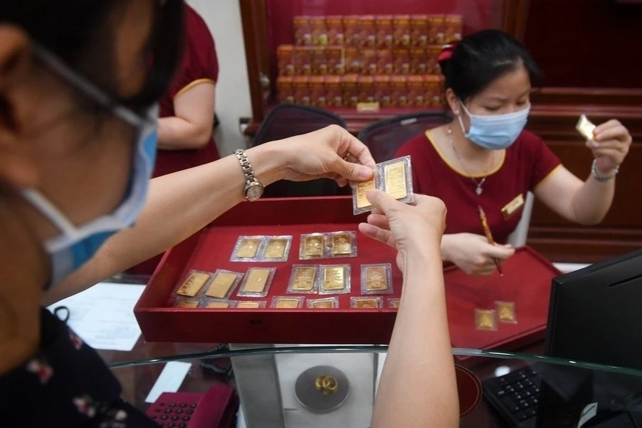 Vi sao gia vang de dang vuot 80 trieu dong/luong? hinh anh