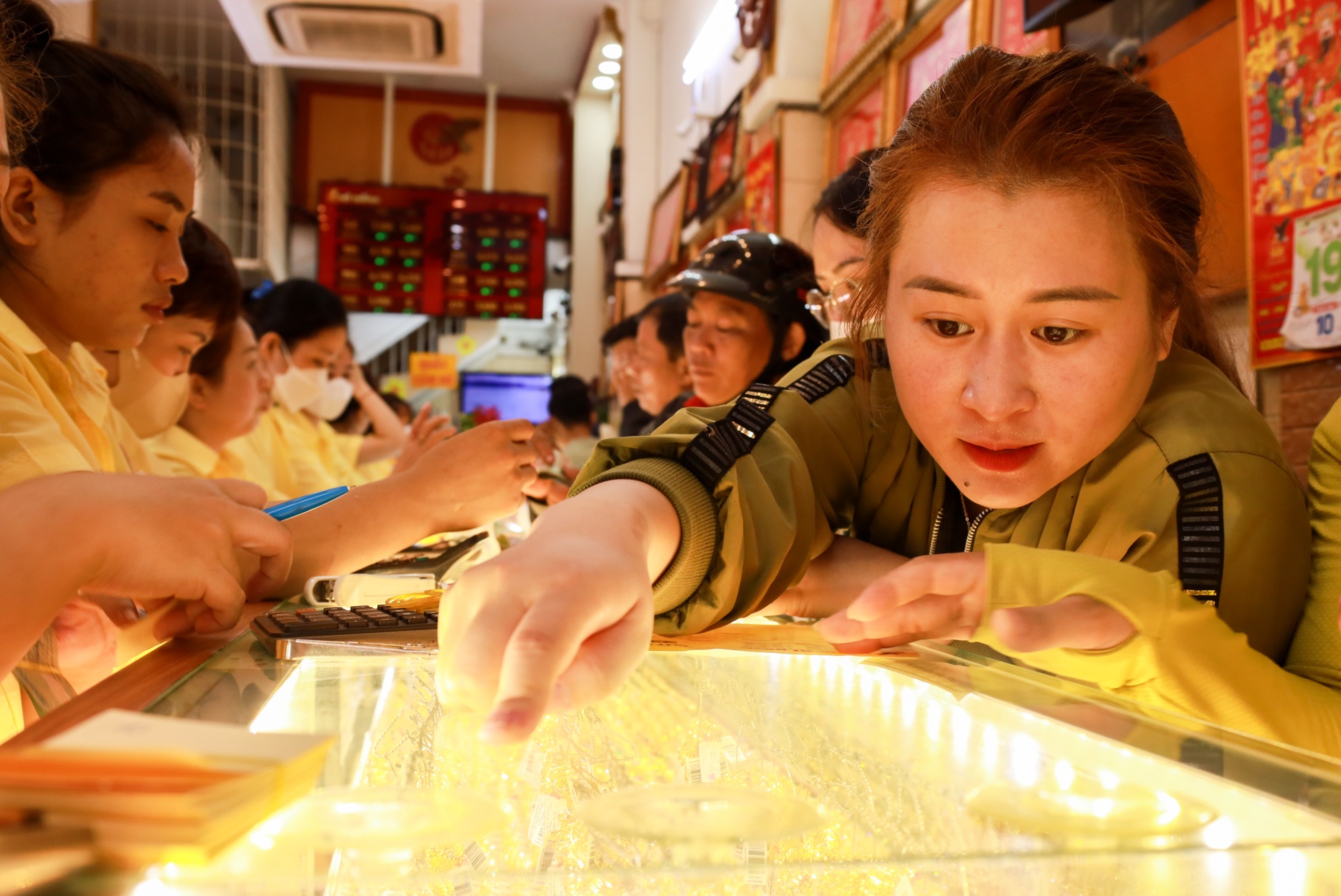 Gia vang tang gan 10 trieu/luong tu day, nhieu nguoi van dang lo nang hinh anh