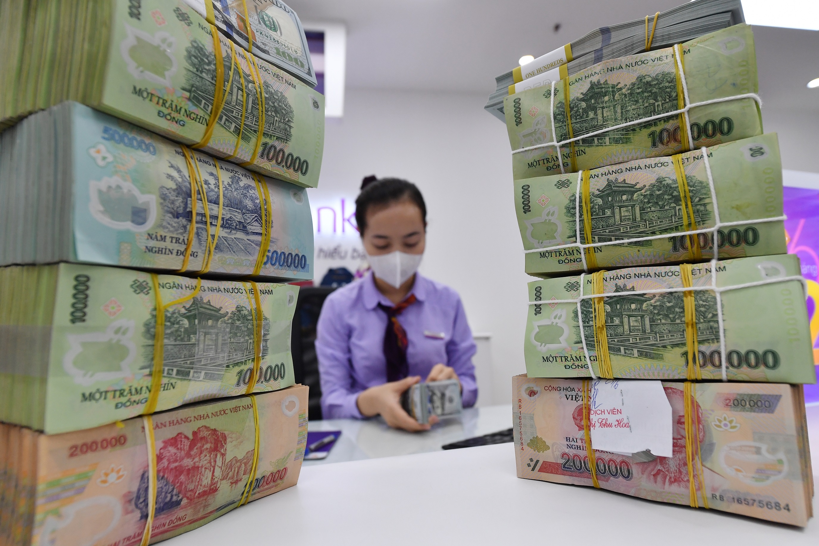 Cac ngan hang tu nhan lon lam an ra sao? hinh anh