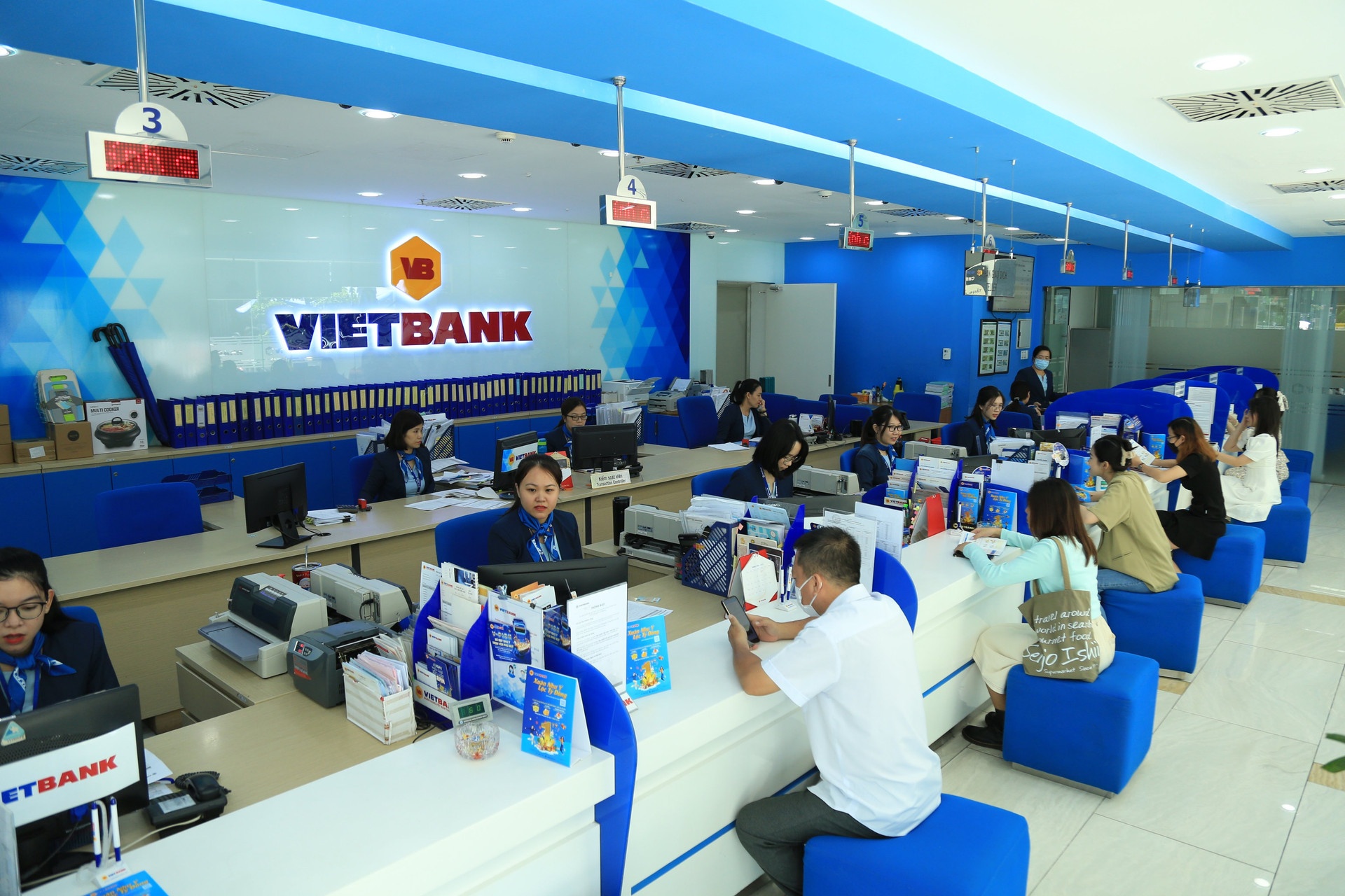 Chu tich VietBank muon mua 7 trieu co phieu VBB hinh anh