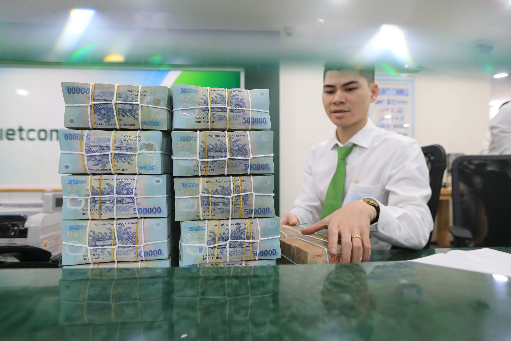 Lai suat tiet kiem tao day moi, chi con 1,7%/nam hinh anh