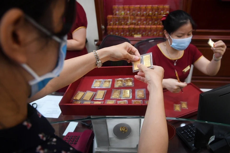 Gia vang trong nuoc nguoc chieu the gioi hinh anh