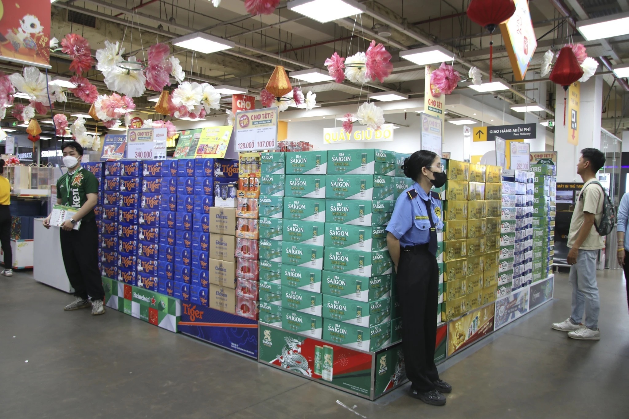 Gia bia Tet online ruc rich tang hinh anh