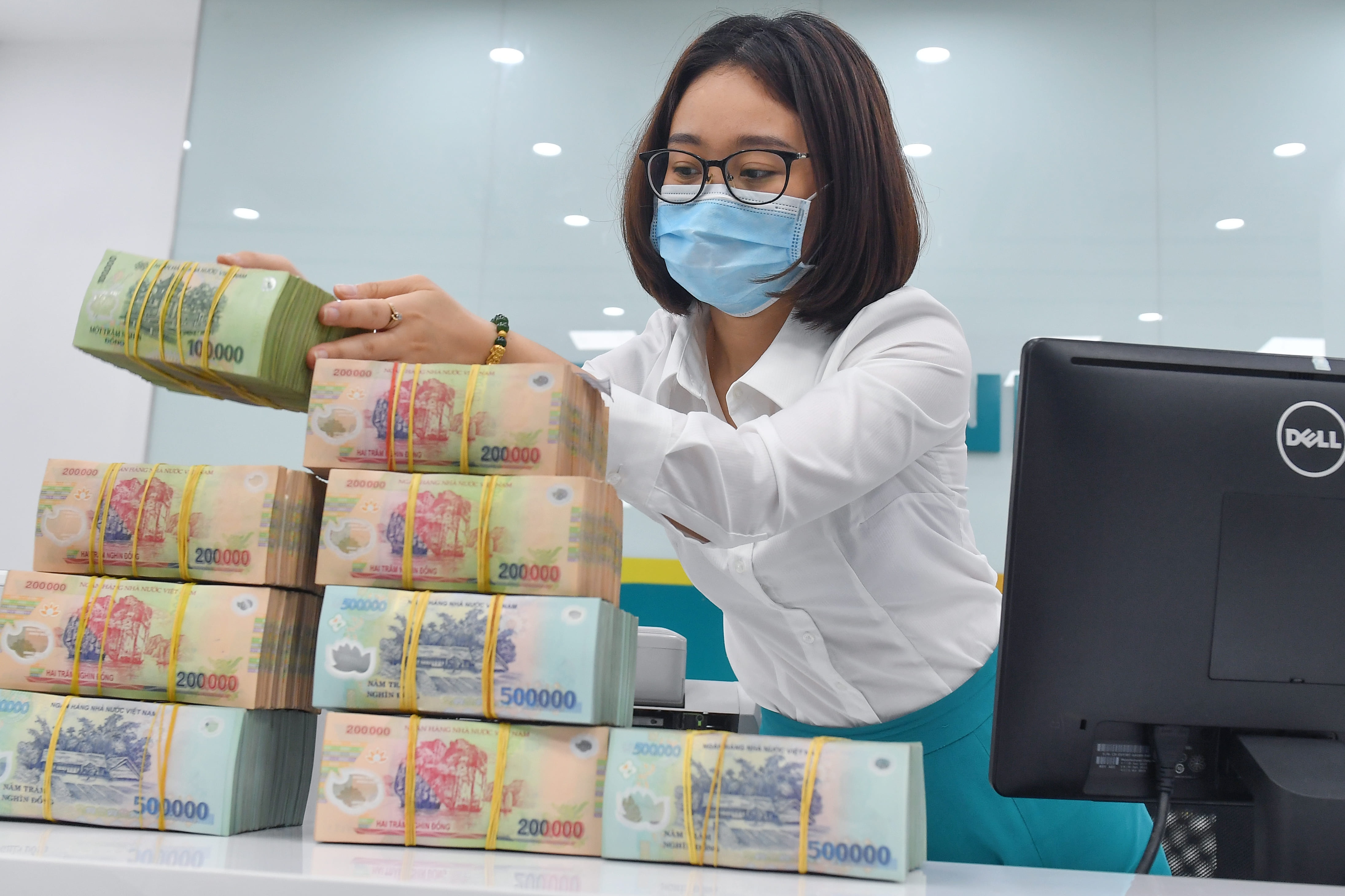 Diem mat ngan hang lai tren 10.000 ty dong nam ngoai hinh anh