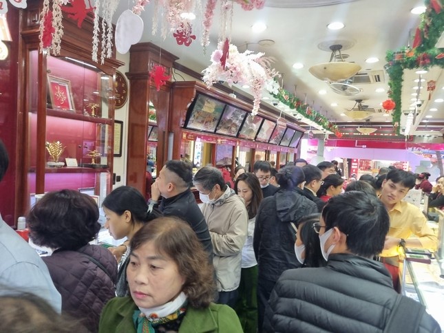 Nhieu tiem vang Ha Noi ‘chay hang', khach mua phai cho ca thang hinh anh