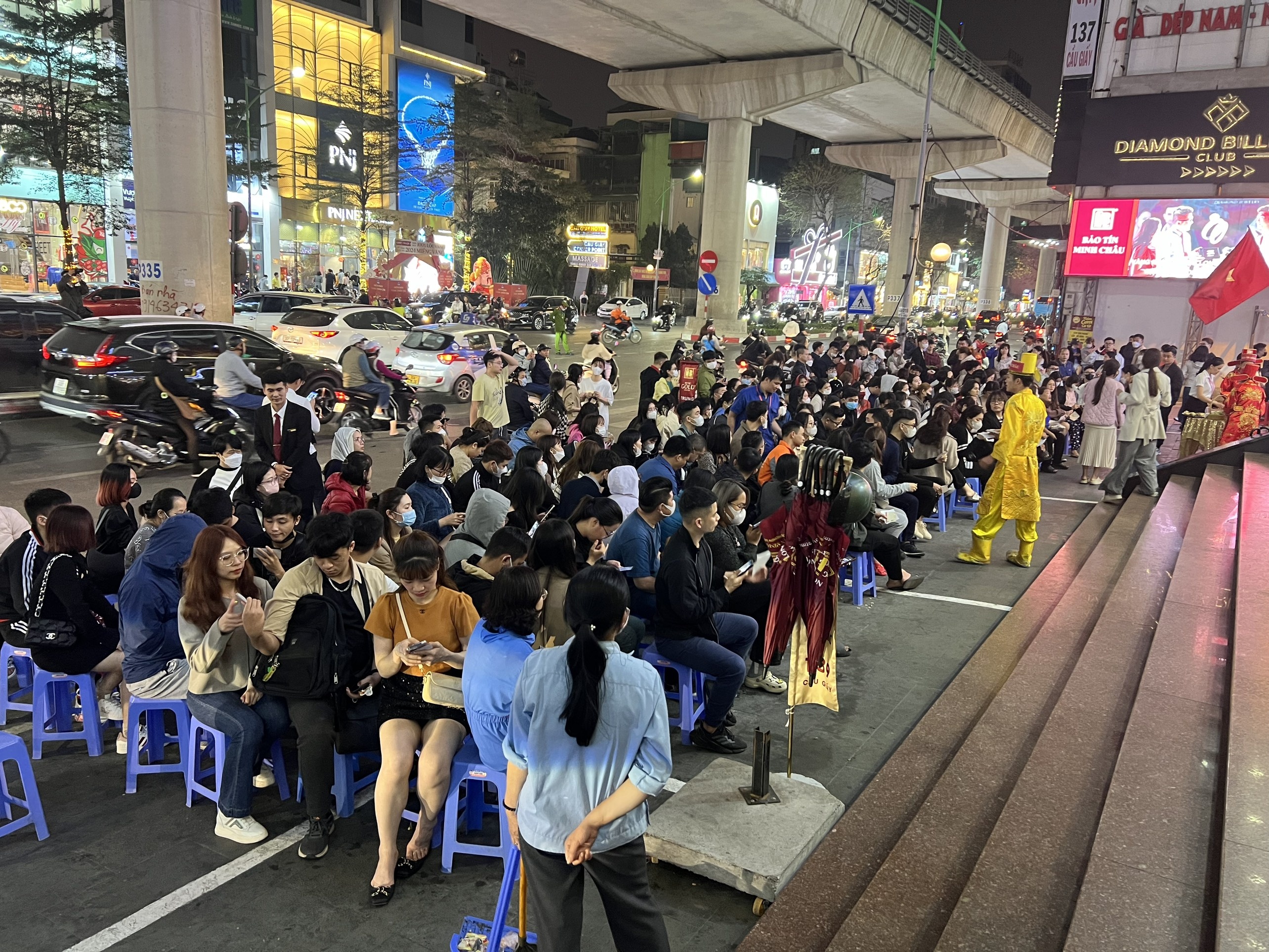 Khach xep hang den 21h toi, doanh nghiep het vang de ban ngay Than Tai hinh anh