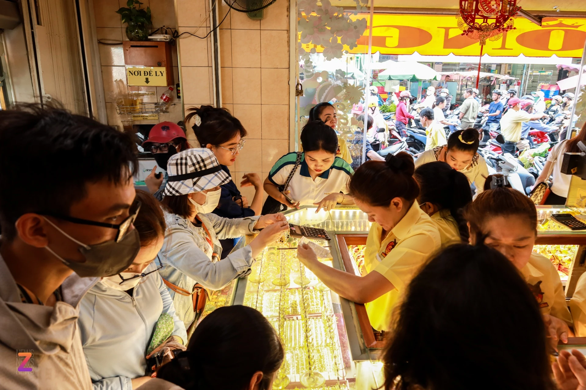 Gia vang dut chuoi tang hinh anh