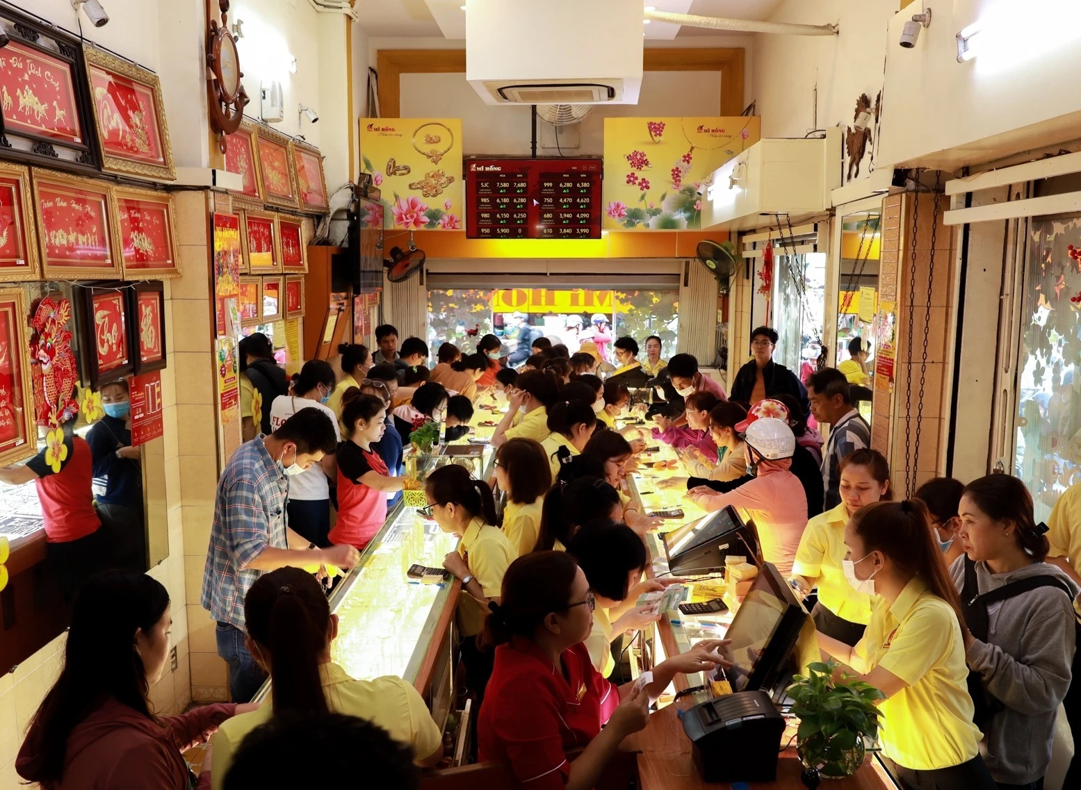 Vi sao gia vang mieng SJC len toi 81 trieu dong/luong? hinh anh