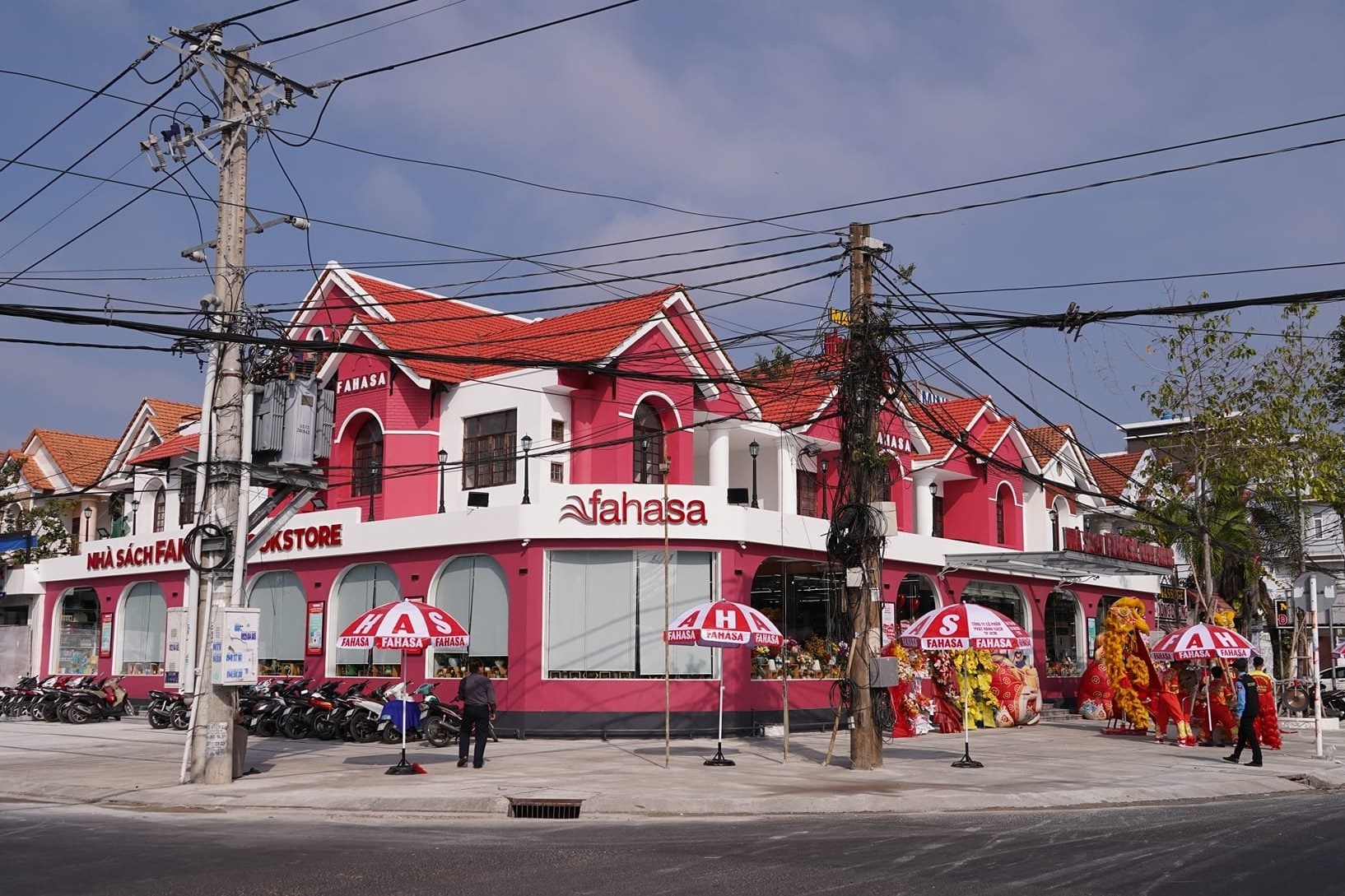 Chuoi nha sach lon nhat Viet Nam lien tuc mo rong hinh anh