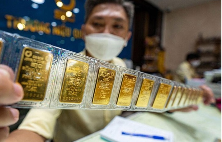 Gia vang tang nhu vu bao, co nen dau tu luc nay? hinh anh