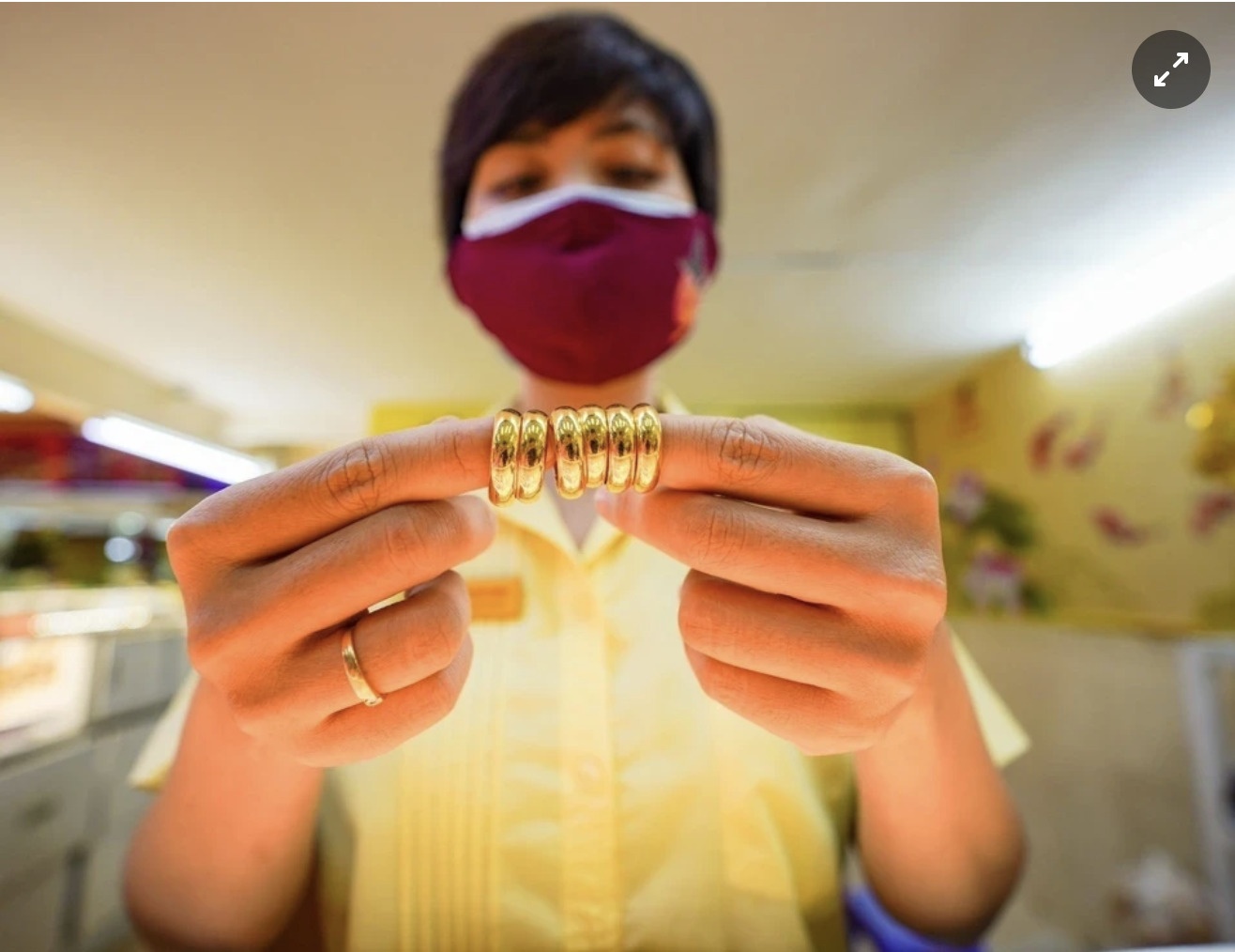 Gia vang nhan pha dinh lich su 71 trieu dong/luong hinh anh