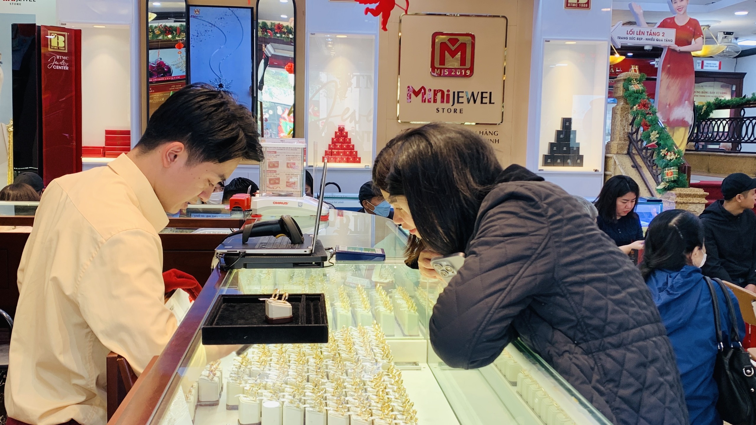 Nguoi dan do xo mua vang nhan du gia cao ky luc hinh anh