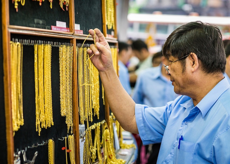 Vi sao vang, chung khoan va Bitcoin dong loat tang manh hinh anh