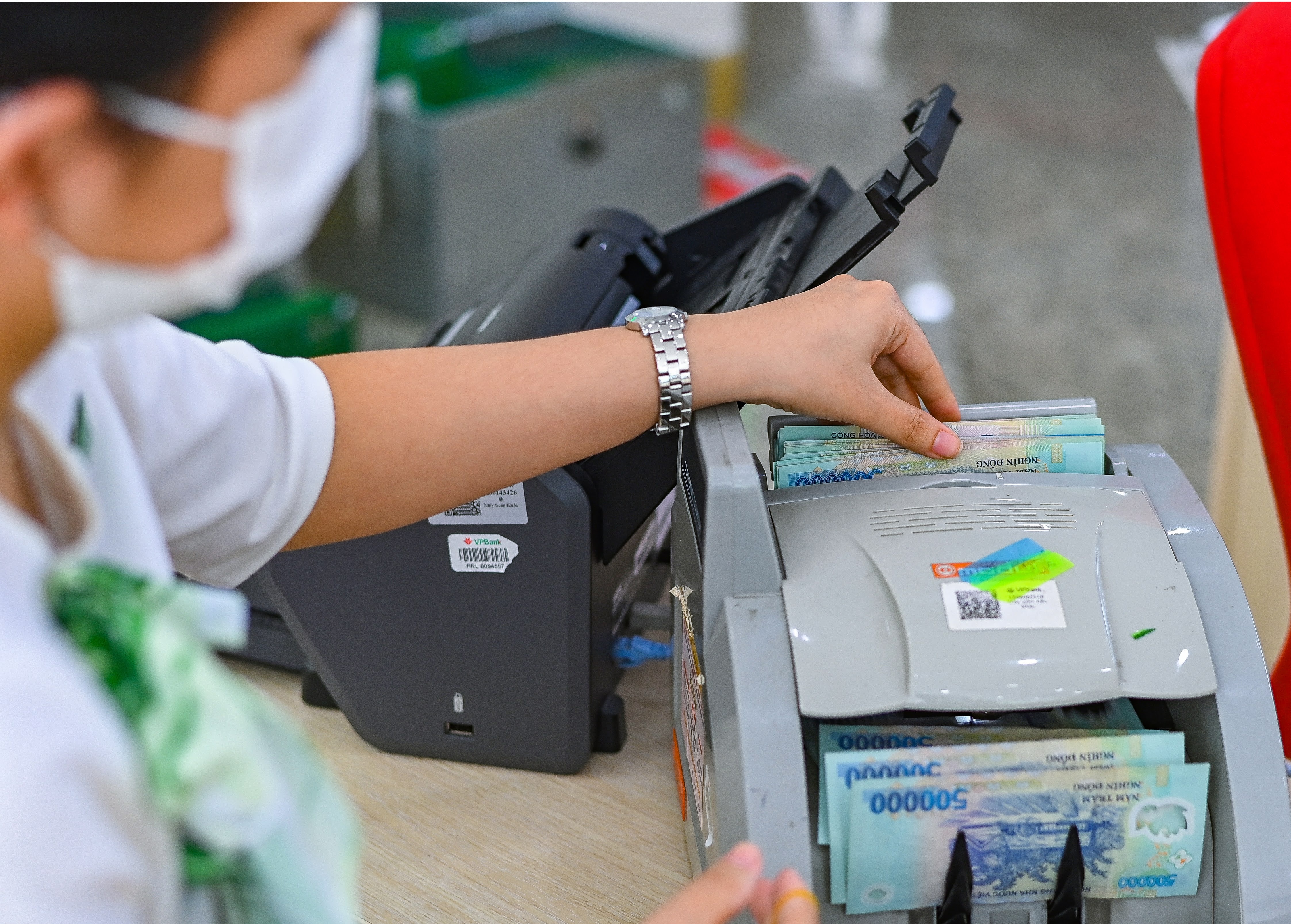 Doanh nghiep nho tra co tuc to, co dong cho tien ve hinh anh