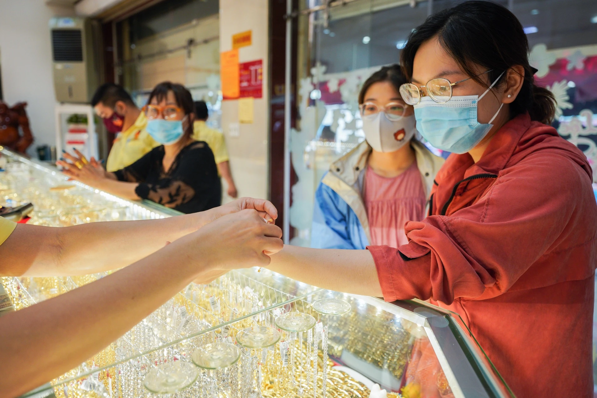 Gia vang trong nuoc cam dau giam, nguoi mua lo nang sau 1 ngay hinh anh