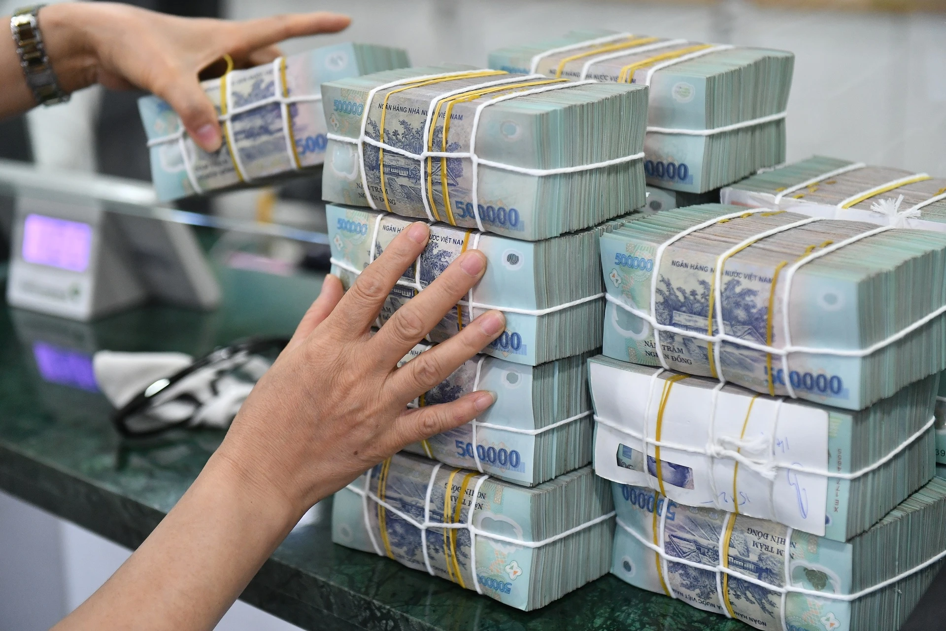 Ngan hang quoc doanh dau tien tang lai suat tiet kiem sau gan 2 nam hinh anh