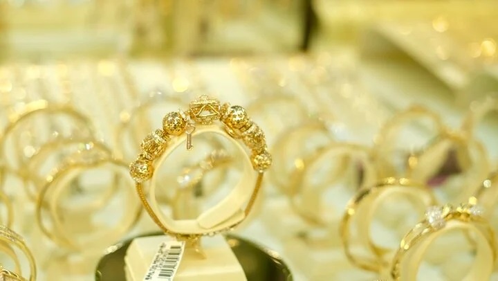 Gia vang nhan dat hon vang mieng, vuot 77 trieu dong/luong hinh anh