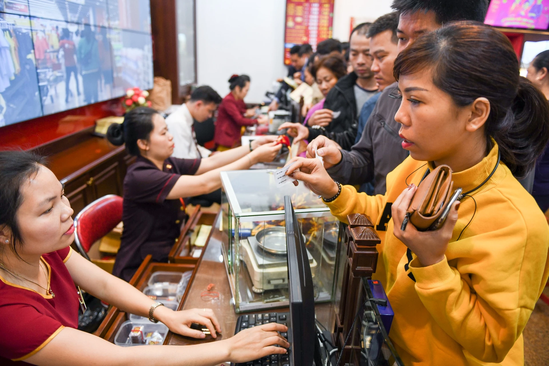 Chinh phu yeu cau xu ly viec dau co, thao tung gia vang hinh anh