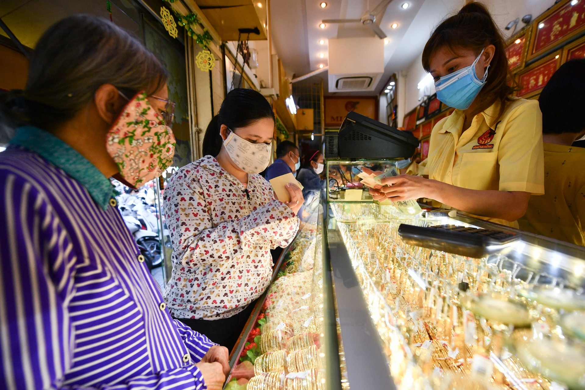 Gia vang quay dau giam hinh anh