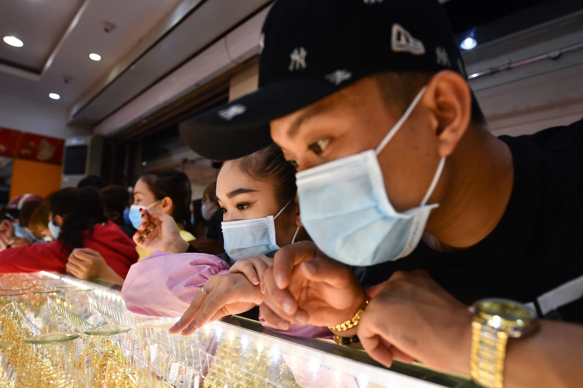 Gia vang trong nuoc tang cung the gioi hinh anh