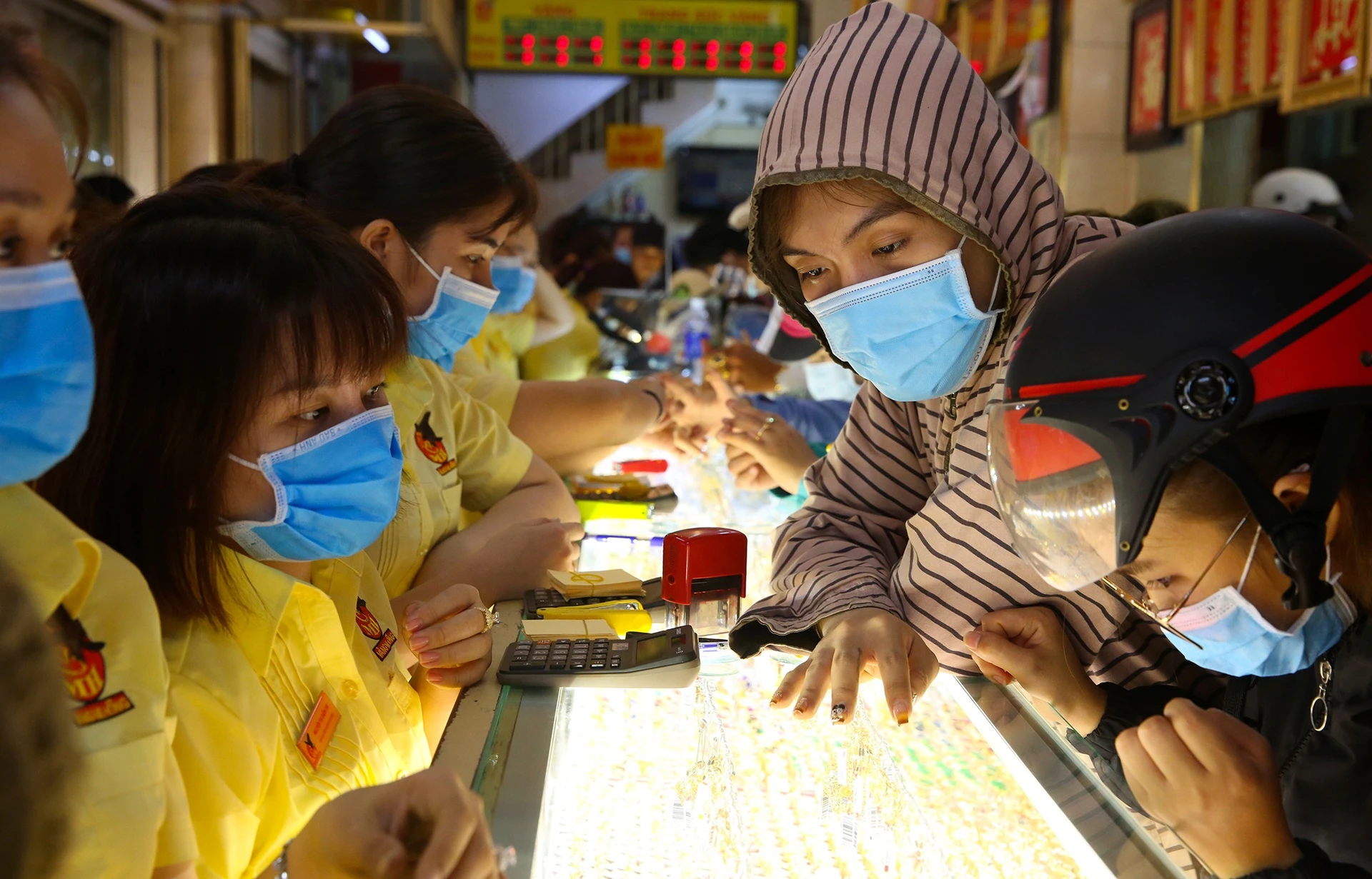 Gia vang tang vot sau tin dung dau thau vang mieng hinh anh