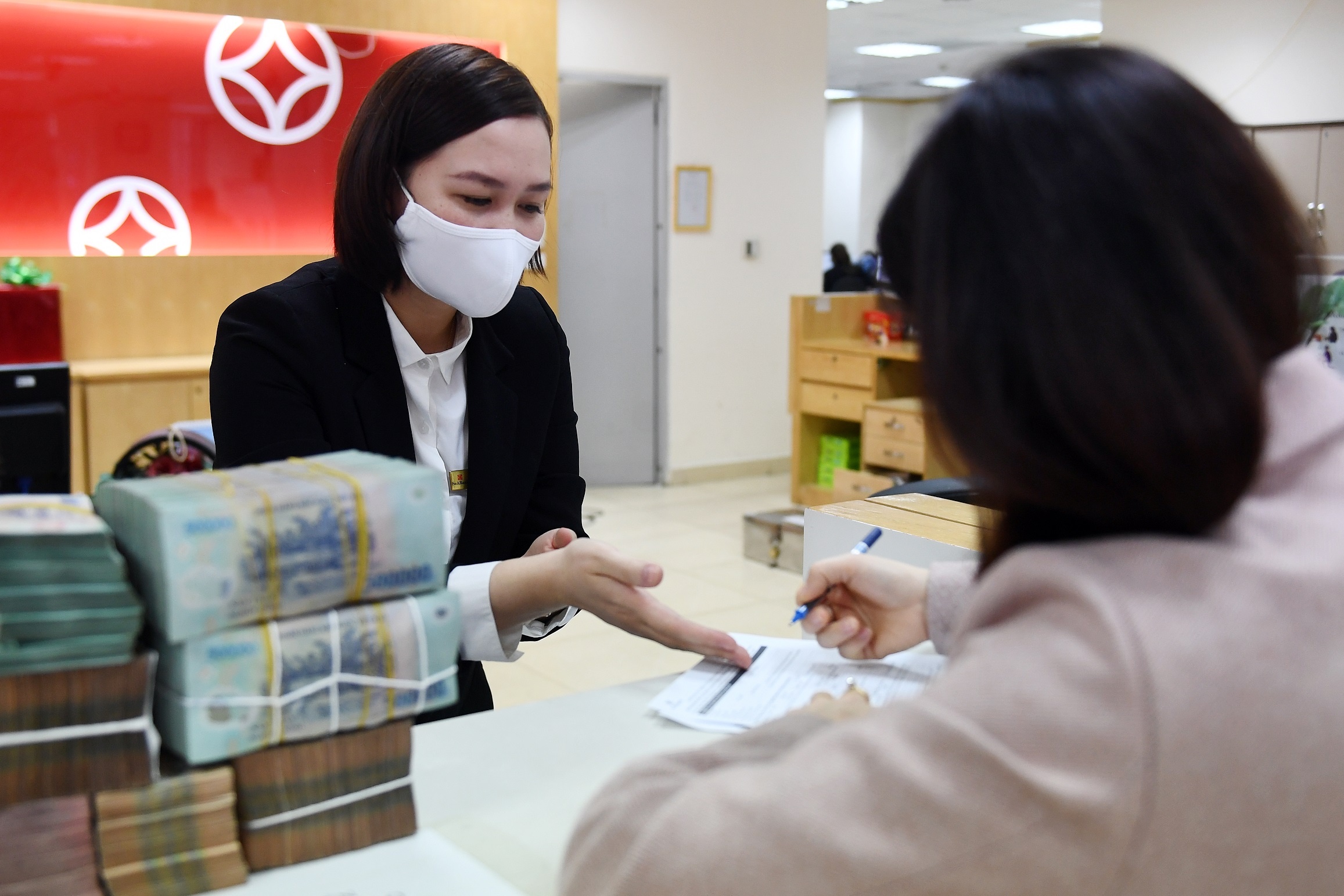 Co dong loat doanh nghiep sap nhan hang tram ty dong tien mat hinh anh