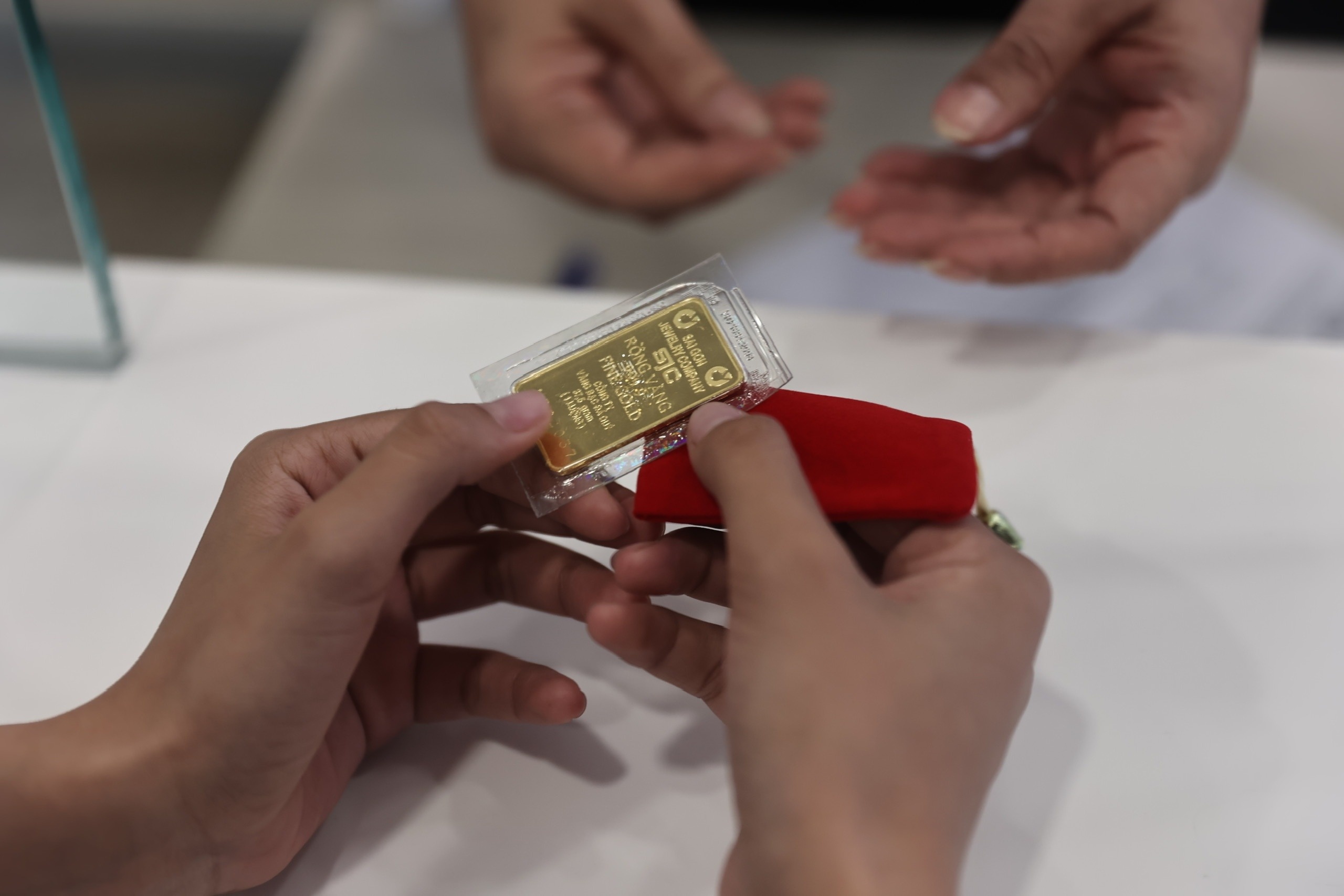 Tat ca nguoi mua vang 2 tuan gan nhat deu dang thua lo hinh anh