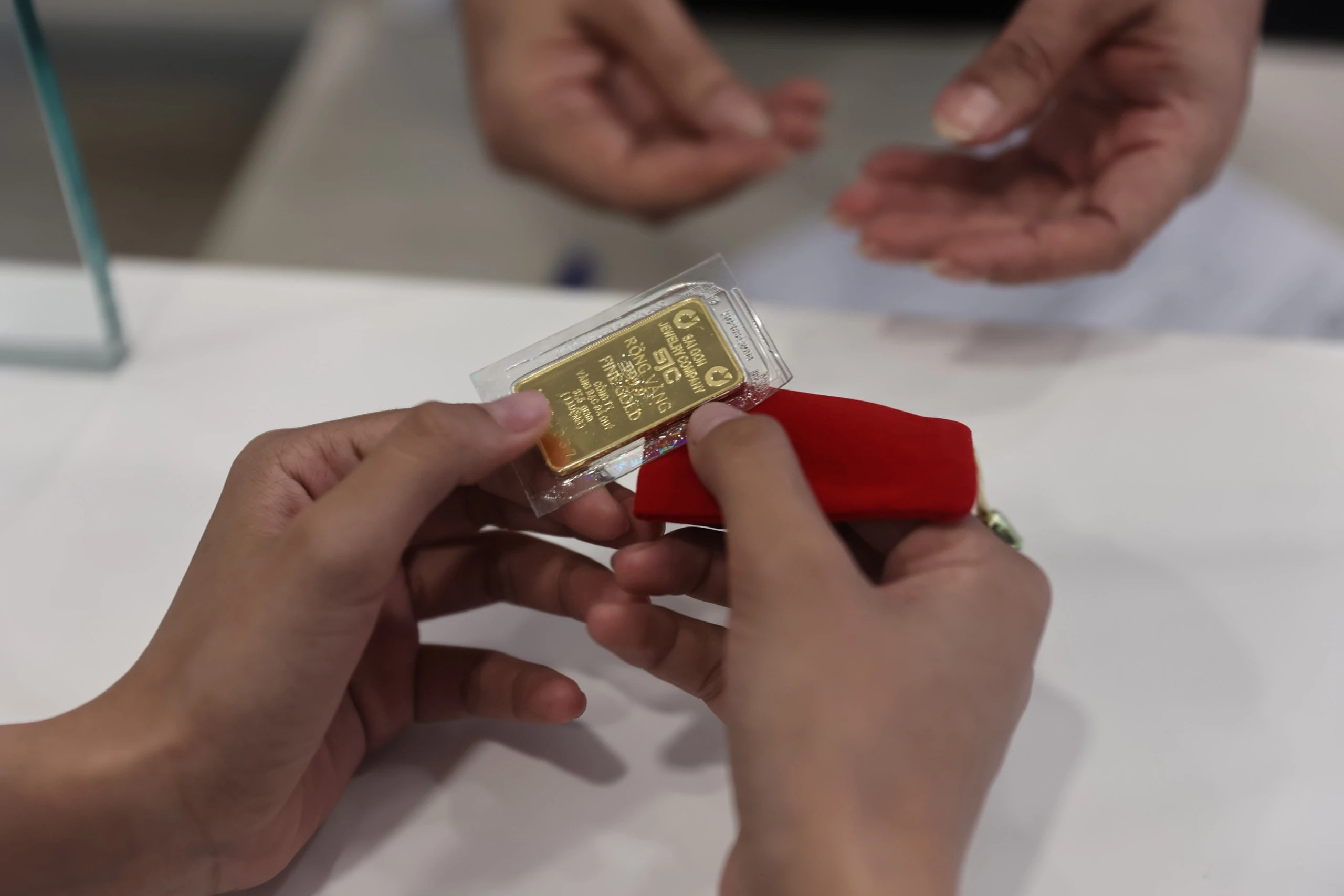 Vietcombank tang them 4 diem ban vang mieng tu ngay 7/6 hinh anh