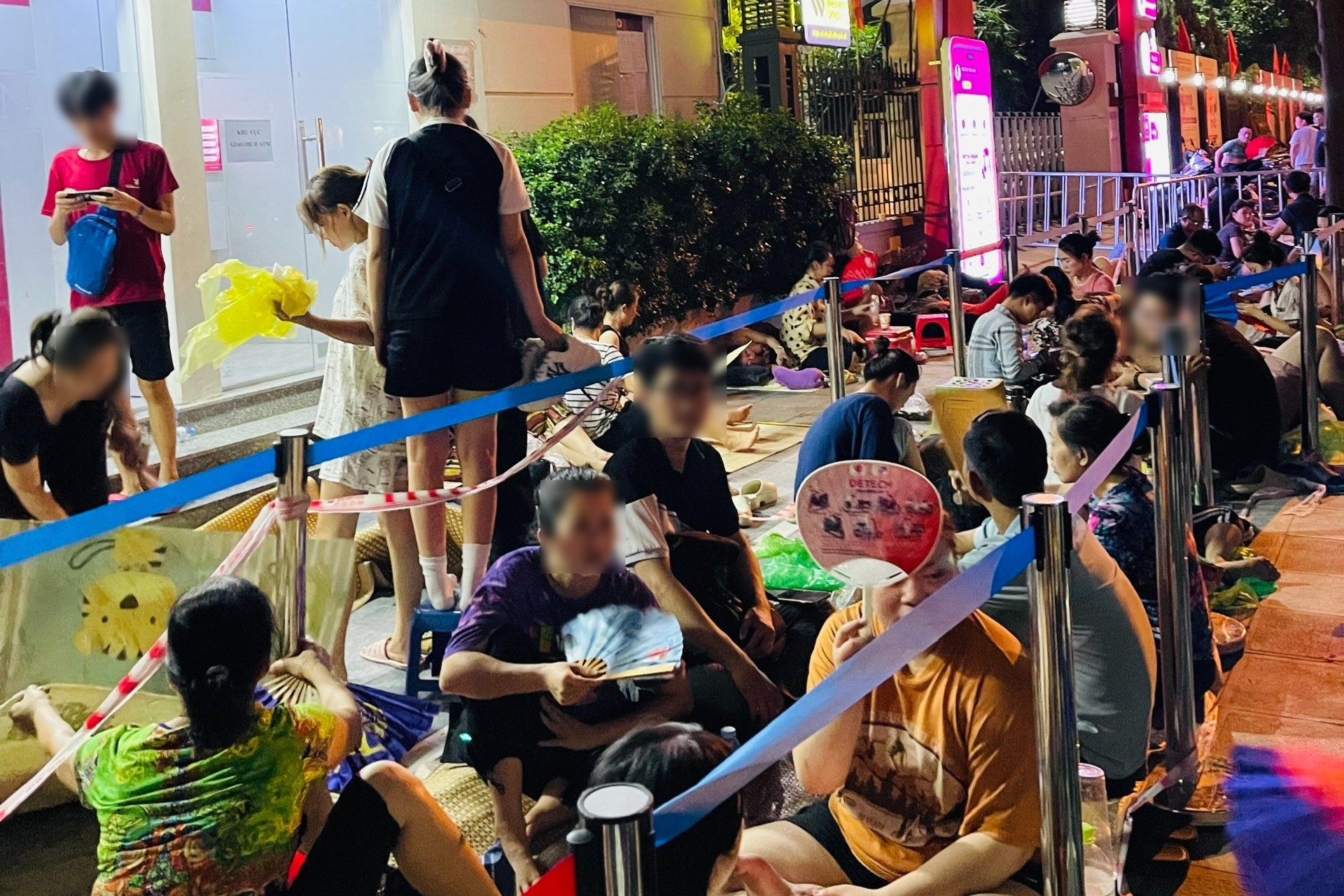 Ha Noi: Xep hang tu dem hom truoc, ngu via he cho mua vang hinh anh