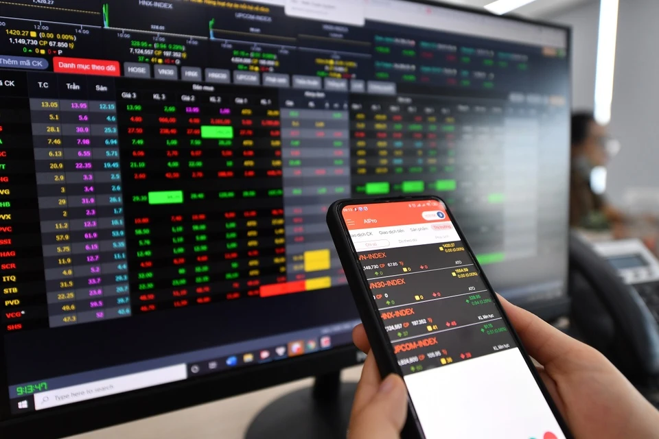 Y kien trai chieu de xuat danh thue 20% lai chung khoan hinh anh