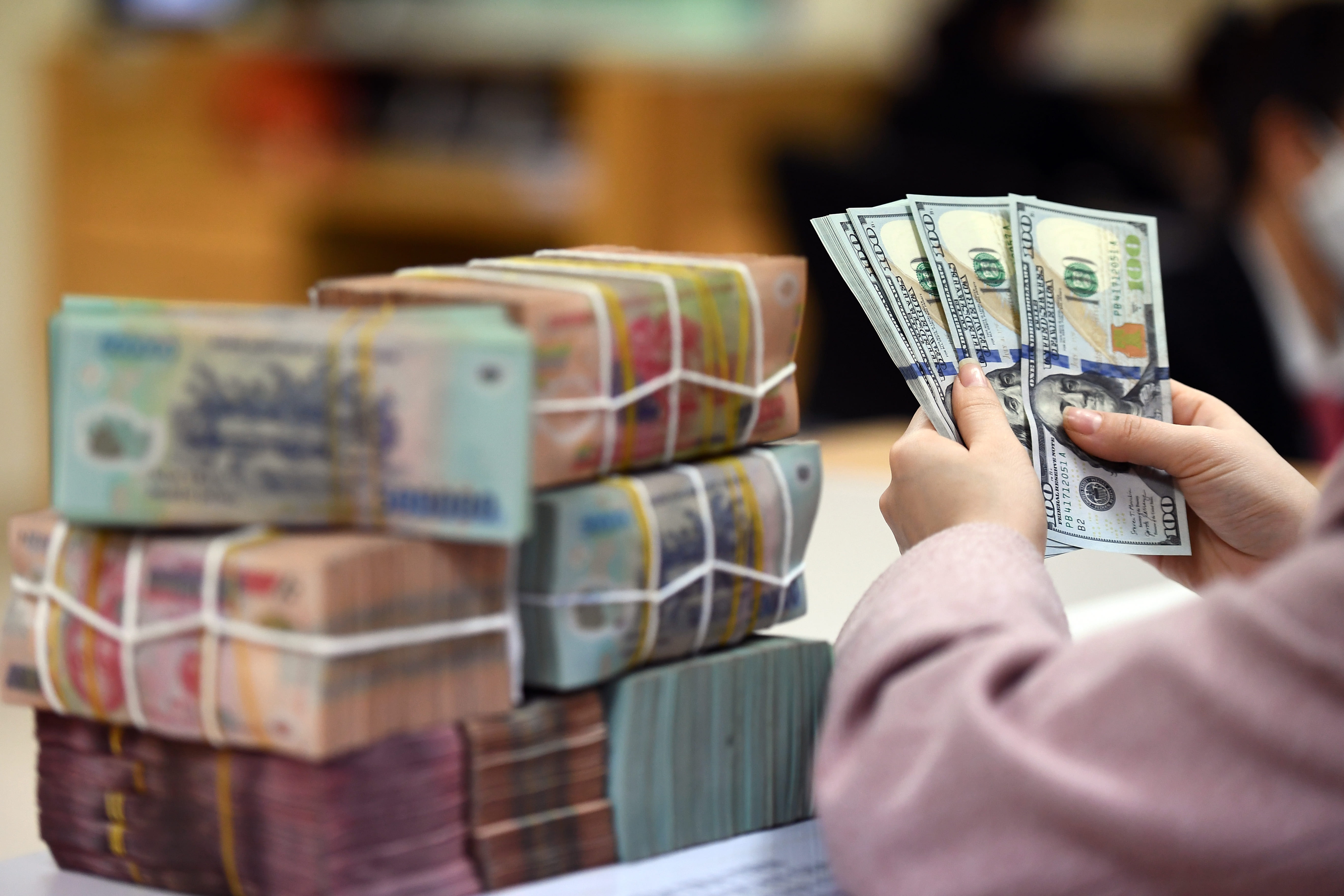 Mac lai suat thap, nguoi dan van mang tien gui vao ngan hang hinh anh