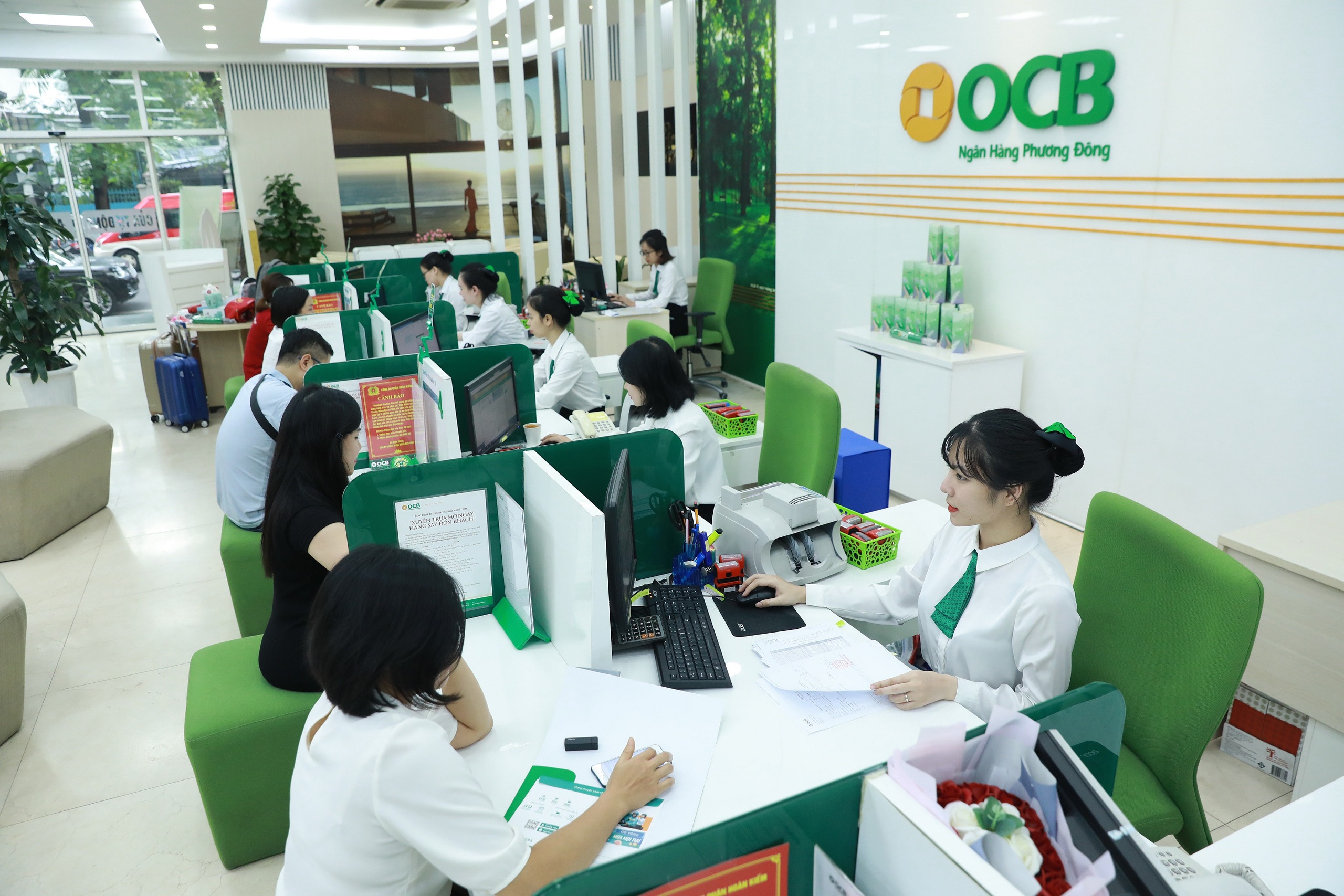 Co dong OCB sap duoc nhan co tuc tien mat lan dau tien hinh anh