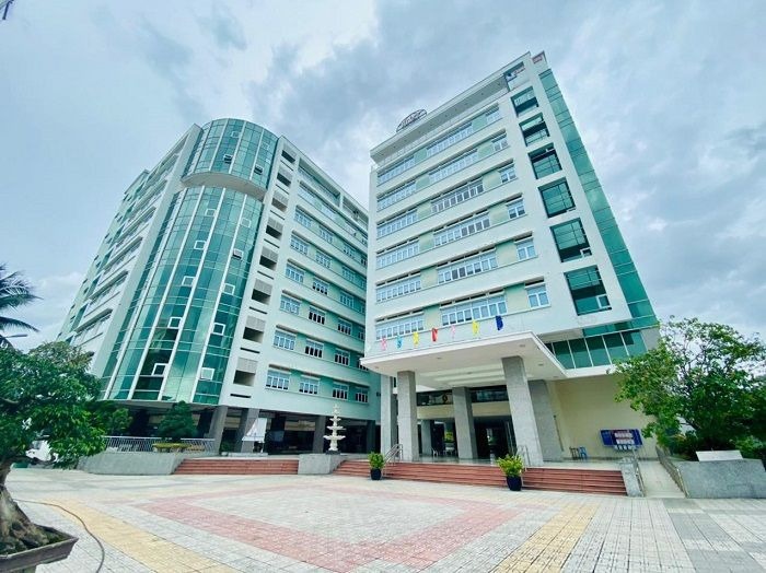 Truong Cao dang Kinh te - Cong nghe TP.HCM bi ngan hang rao ban no hinh anh