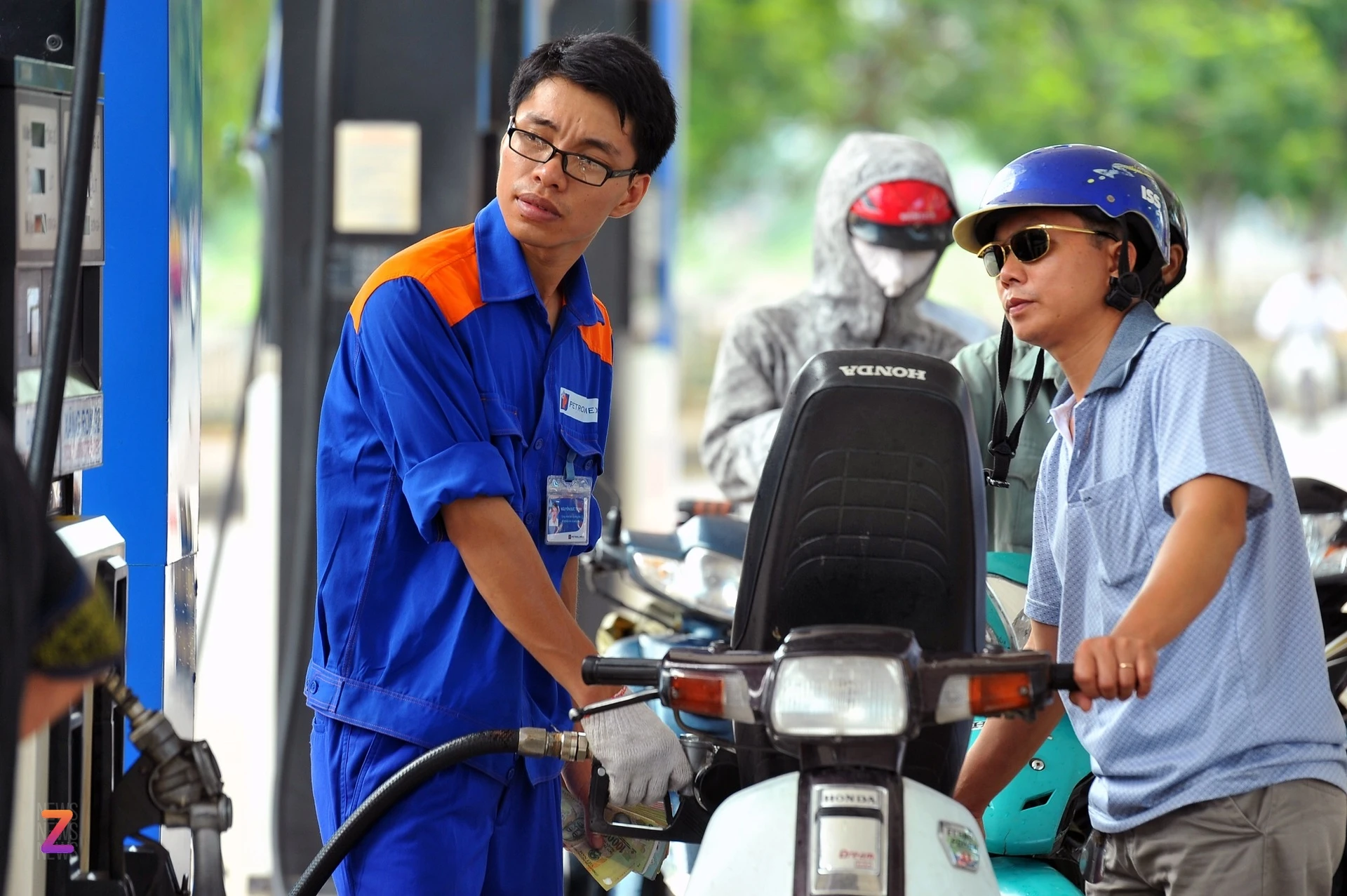 De xuat bo thue tieu thu dac biet voi xang hinh anh