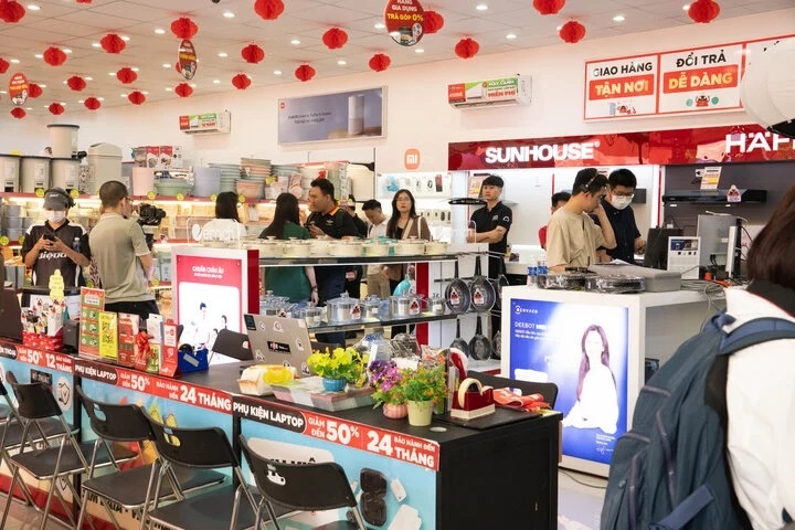 O at dong cua hang roi tranh nhau mo moi, nhung ong vua ban le tro lai hinh anh