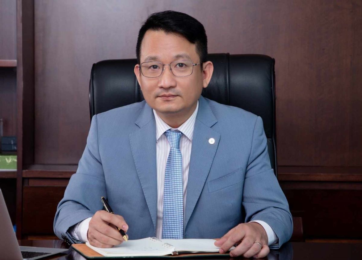 Ong Nguyen Dinh Tung roi OCB sau hon mot thap ky lam sep hinh anh