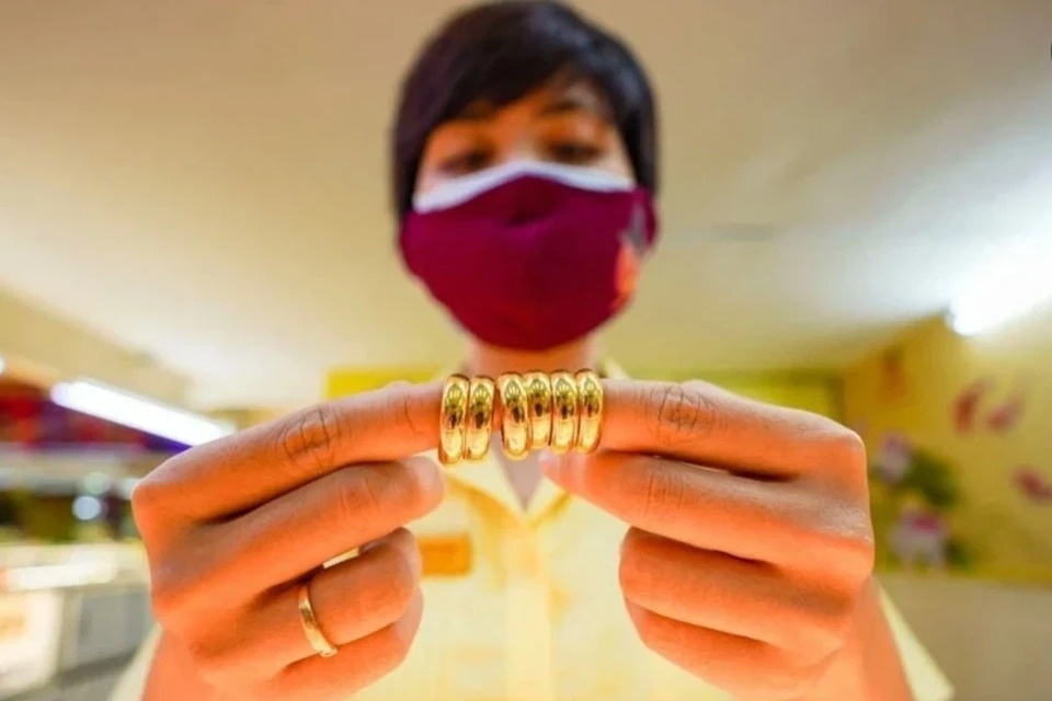 Gia vang nhan trong nuoc suy yeu cung vang the gioi hinh anh