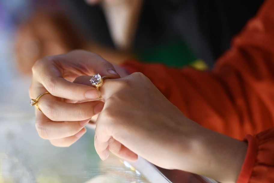 Vang the gioi chua ngung tang, gia trong nuoc 'bat dong' hinh anh