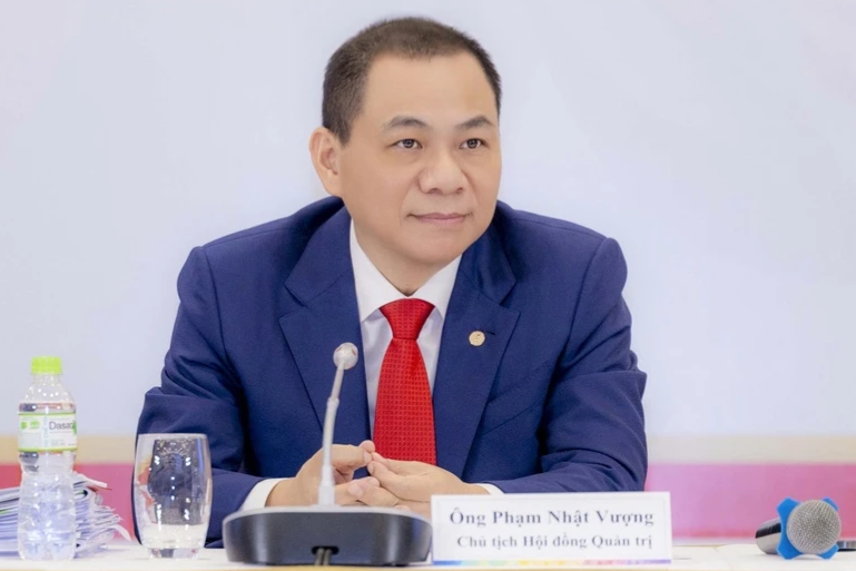 Ong Pham Nhat Vuong dung dich vu taxi bang xe VinFast VF 8 hinh anh