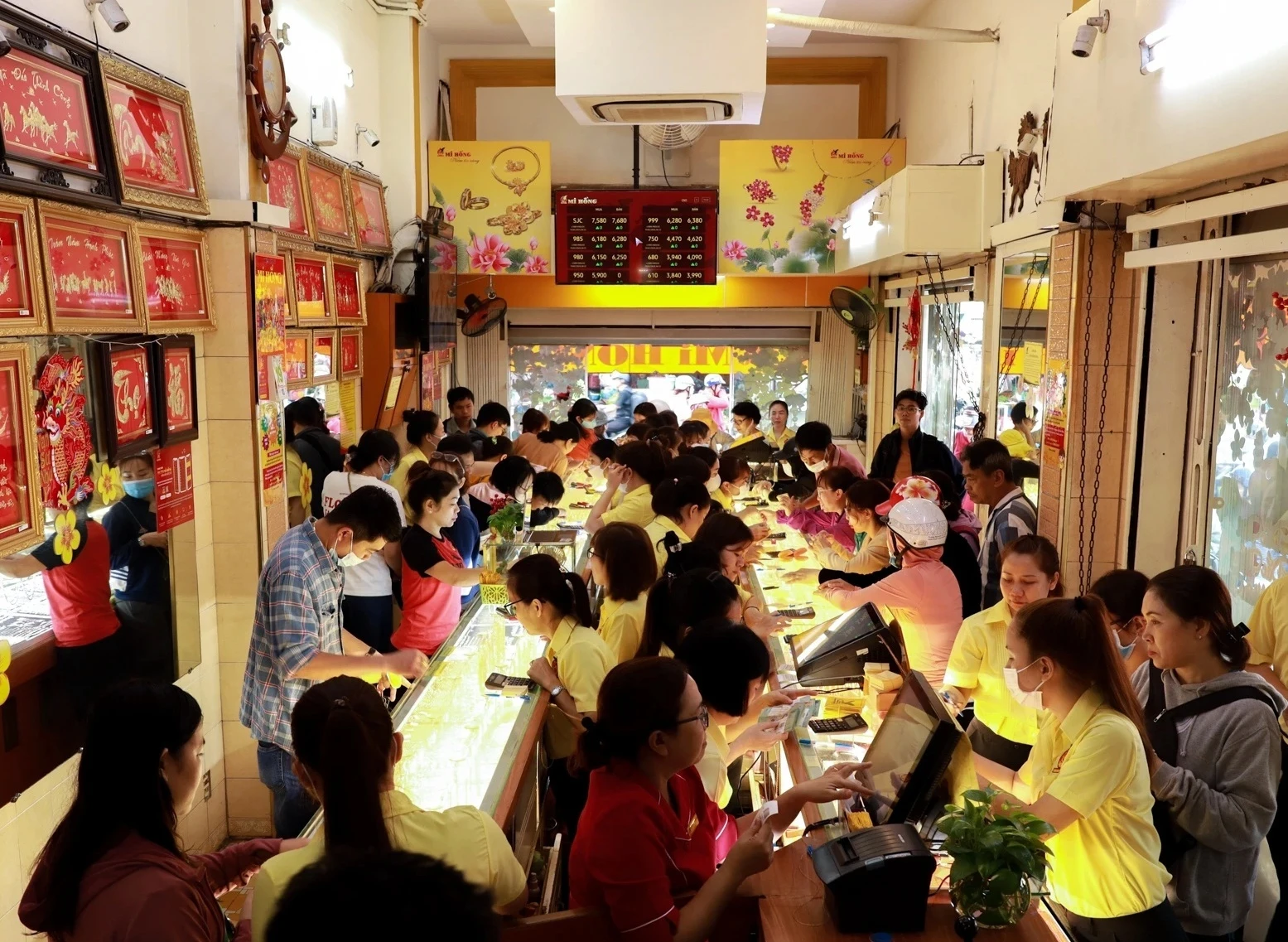 Gia vang nhan cham moc 83 trieu dong/luong hinh anh