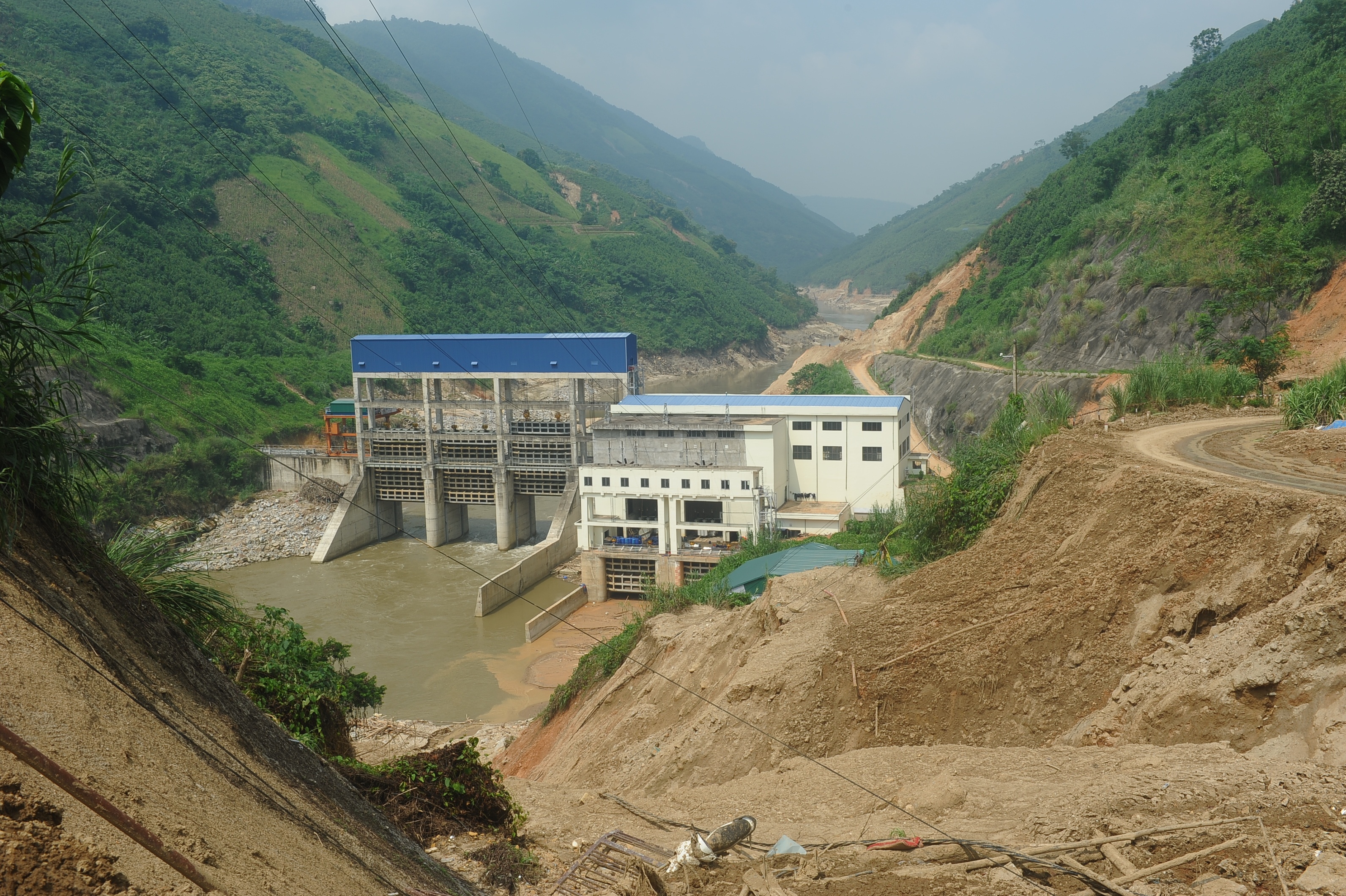 Nua thang sau su co sat lo, Thuy dien Nam Luc chua the van hanh lai hinh anh