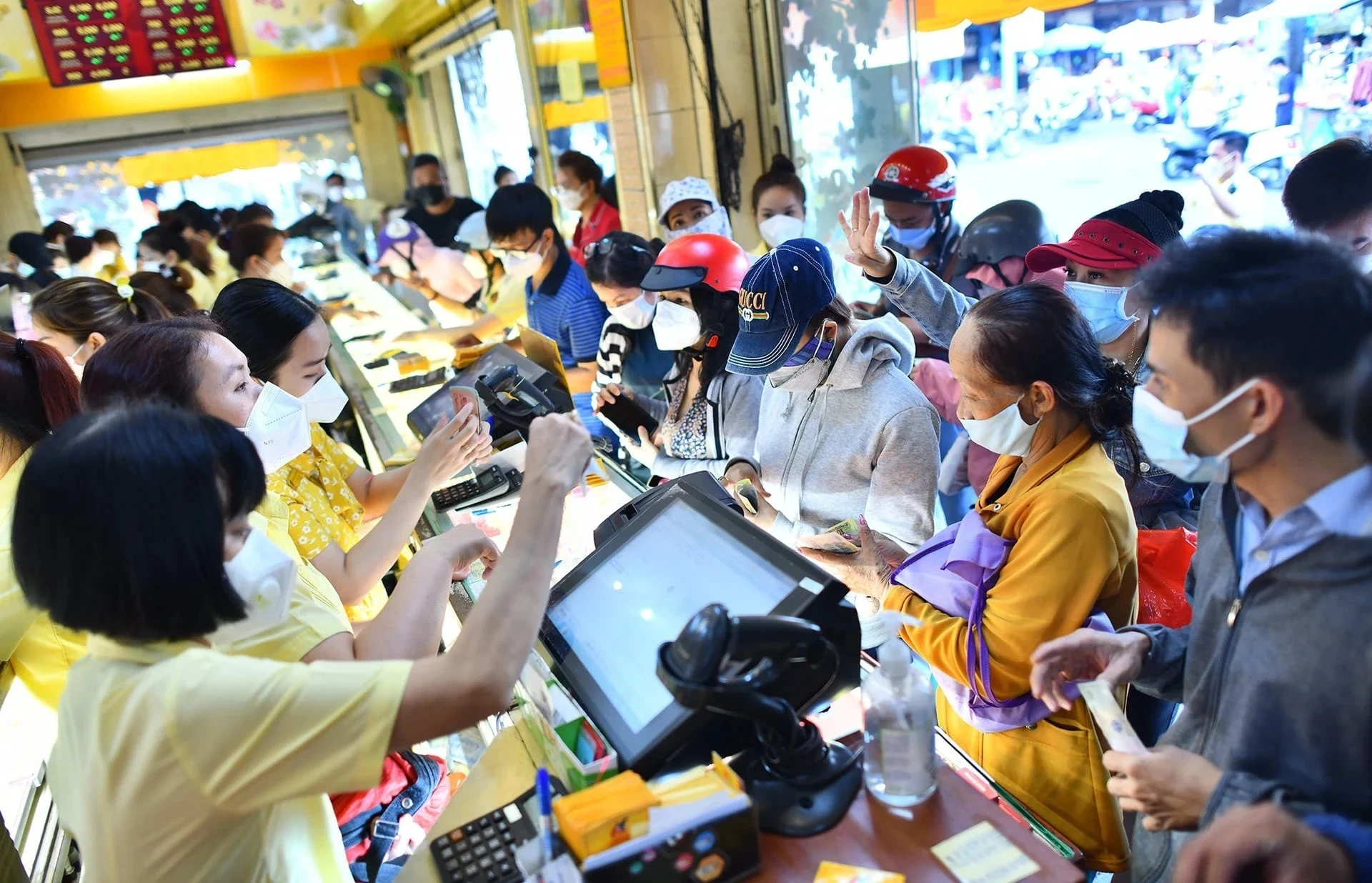 Gia vang hoi phuc hinh anh