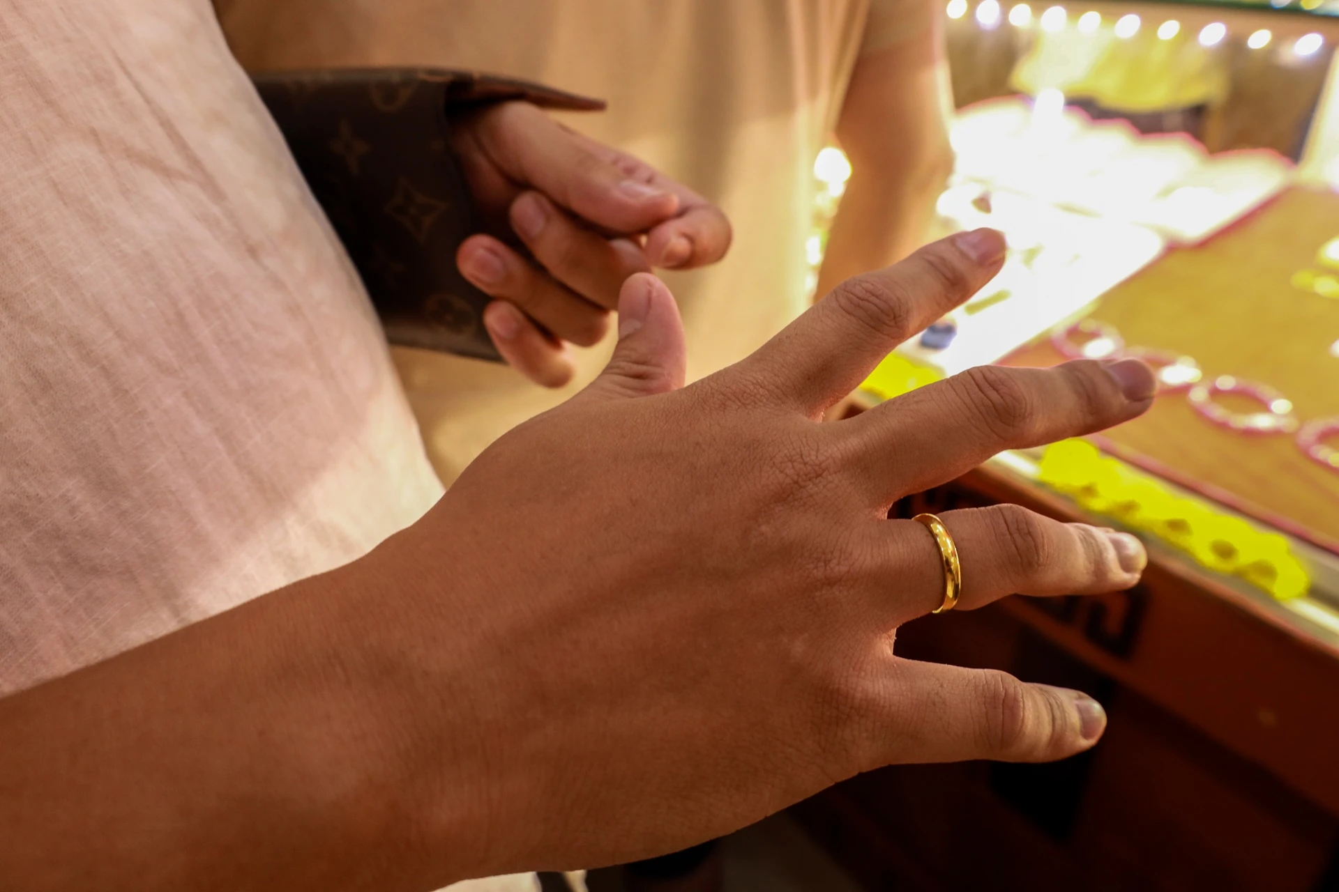 Gia vang nhan tang manh, cham moc 87 trieu dong/luong hinh anh