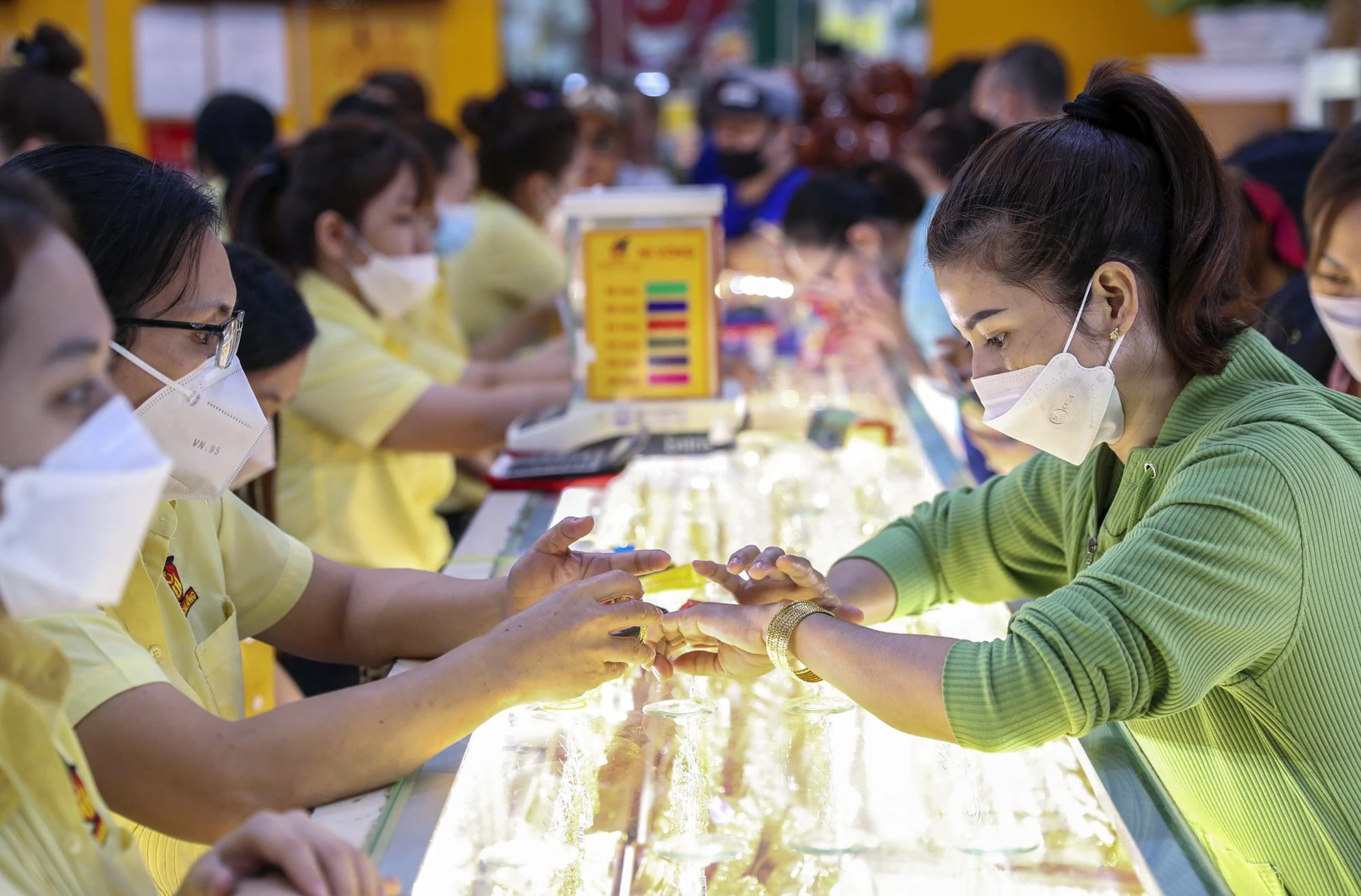 Gia vang bat ngo lao doc hinh anh