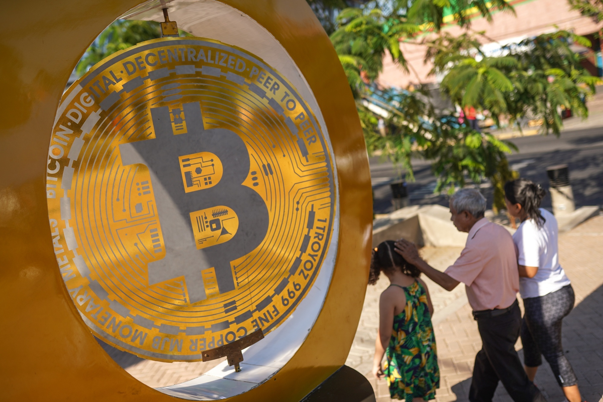 Vi sao gia Bitcoin lien tuc tang? hinh anh